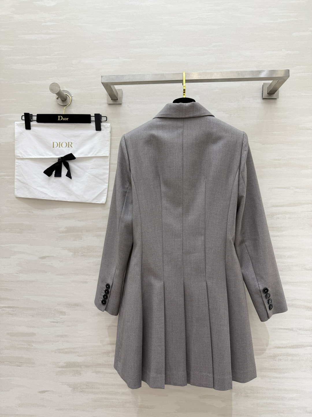 #Dio♡²⁶新款西装式连衣裙 利落剪裁 × 百褶裙摆西装裙的高级感 藏在每一处剪裁里 灰调温柔 黑调利