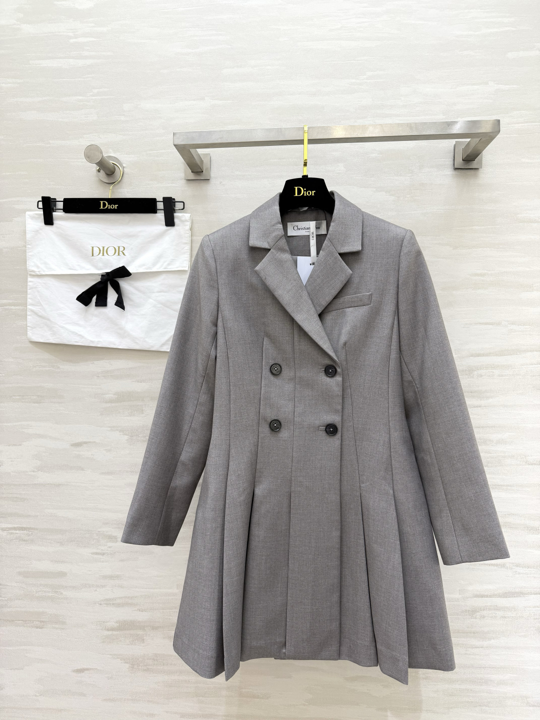 #Dio♡²⁶新款西装式连衣裙 利落剪裁 × 百褶裙摆西装裙的高级感 藏在每一处剪裁里 灰调温柔 黑调利