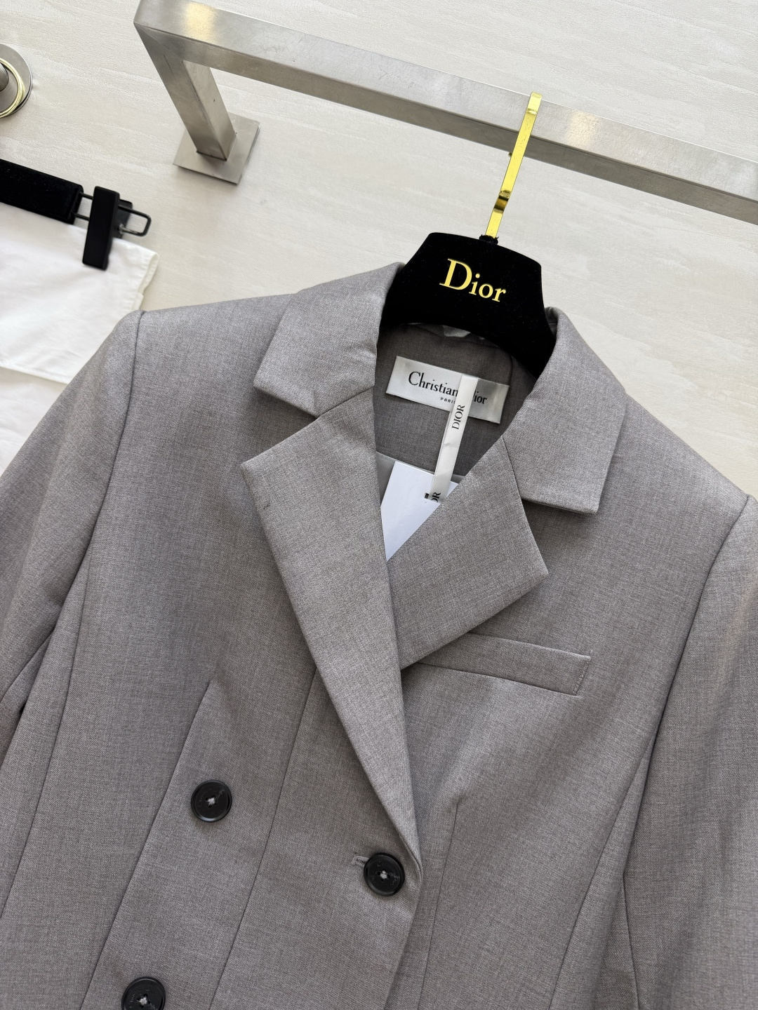 #Dio♡²⁶新款西装式连衣裙 利落剪裁 × 百褶裙摆西装裙的高级感 藏在每一处剪裁里 灰调温柔 黑调利