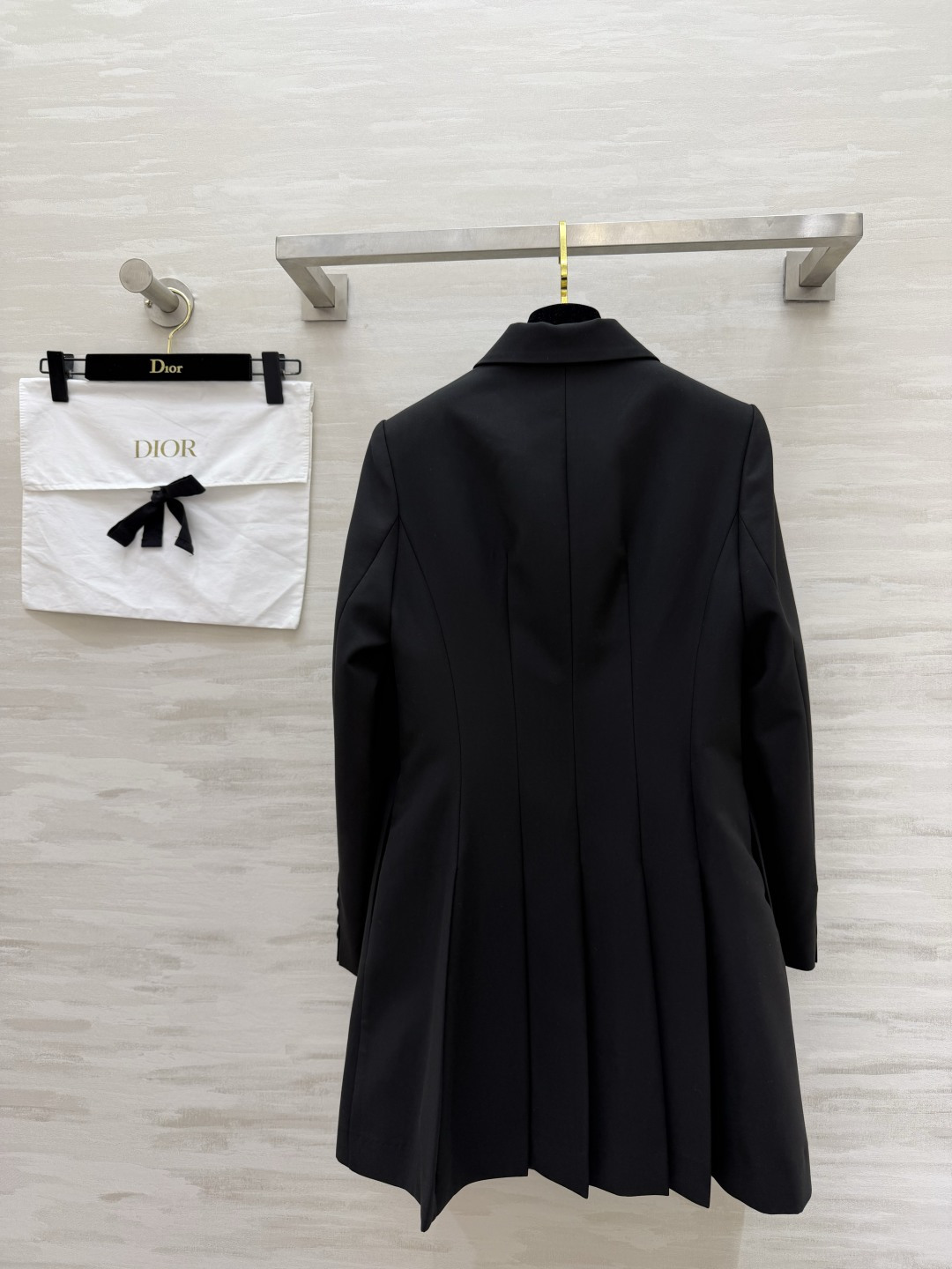 #Dio♡²⁶新款西装式连衣裙 利落剪裁 × 百褶裙摆西装裙的高级感 藏在每一处剪裁里 灰调温柔 黑调利