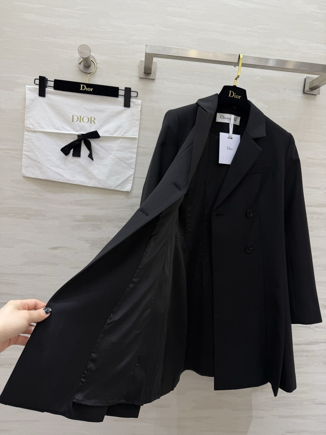 #Dio♡²⁶新款西装式连衣裙 利落剪裁 × 百褶裙摆西装裙的高级感 藏在每一处剪裁里 灰调温柔 黑调利