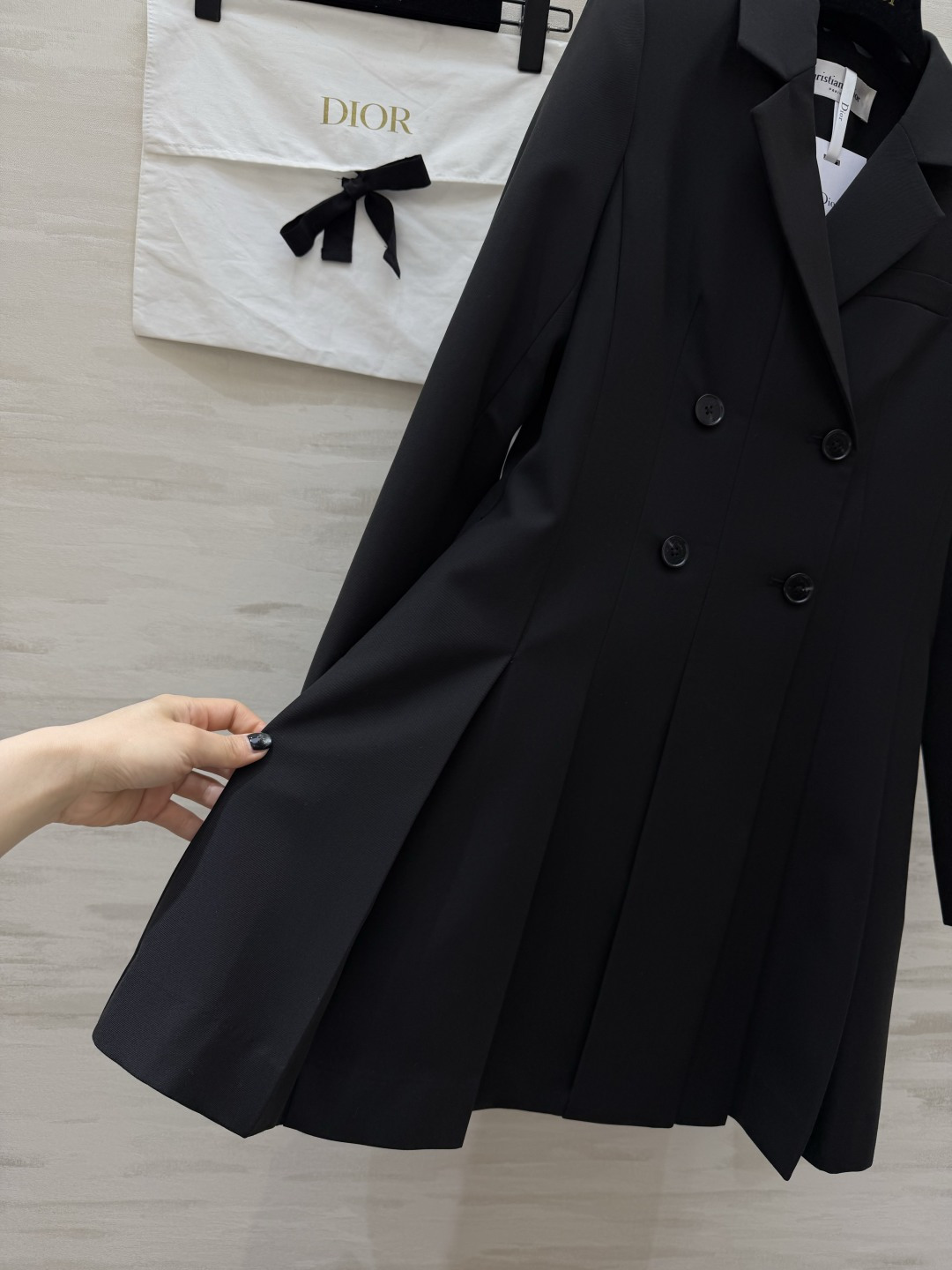 #Dio♡²⁶新款西装式连衣裙 利落剪裁 × 百褶裙摆西装裙的高级感 藏在每一处剪裁里 灰调温柔 黑调利