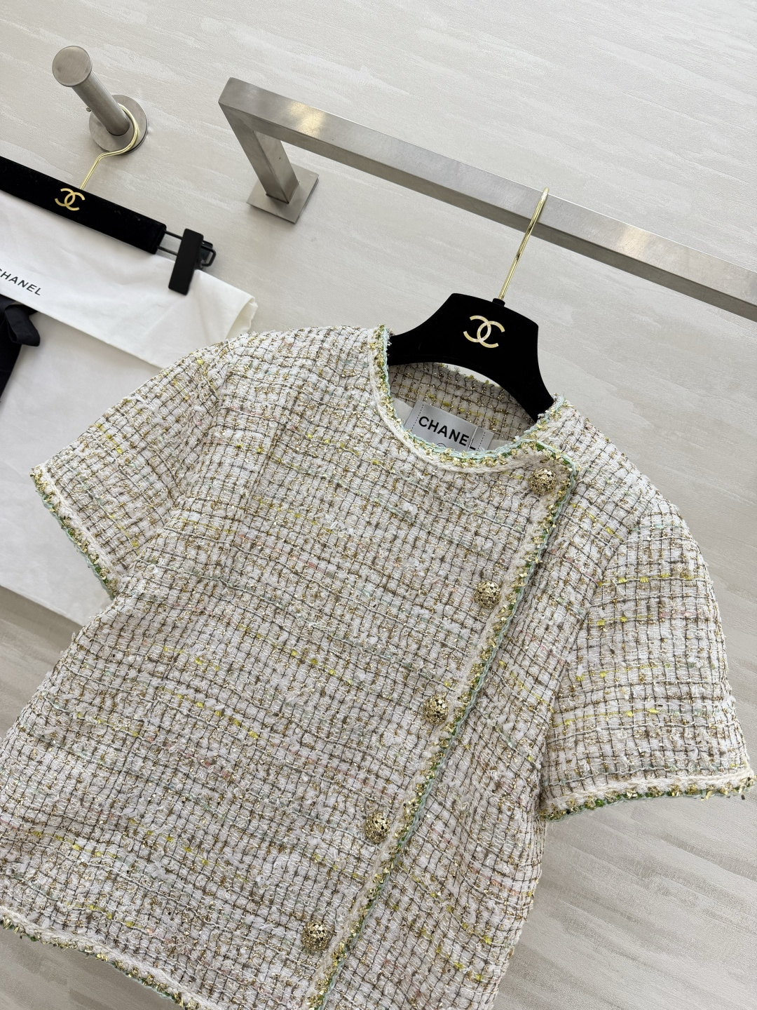 #Chane♡²⁶C度假系列 宝石点缀编织花呢上衣 将法式优雅与意式浪漫融合 🎨色彩丰富 晕染出意大利夏