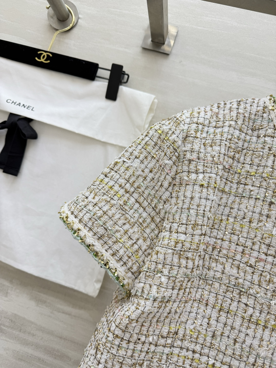 #Chane♡²⁶C度假系列 宝石点缀编织花呢上衣 将法式优雅与意式浪漫融合 🎨色彩丰富 晕染出意大利夏