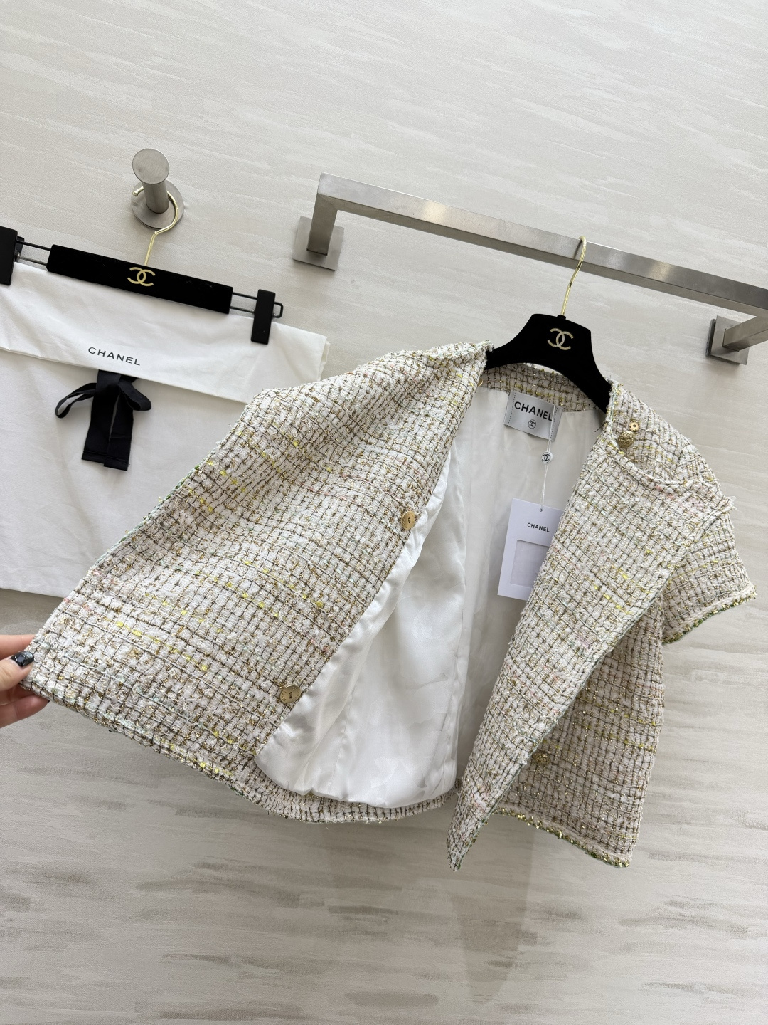 #Chane♡²⁶C度假系列 宝石点缀编织花呢上衣 将法式优雅与意式浪漫融合 🎨色彩丰富 晕染出意大利夏