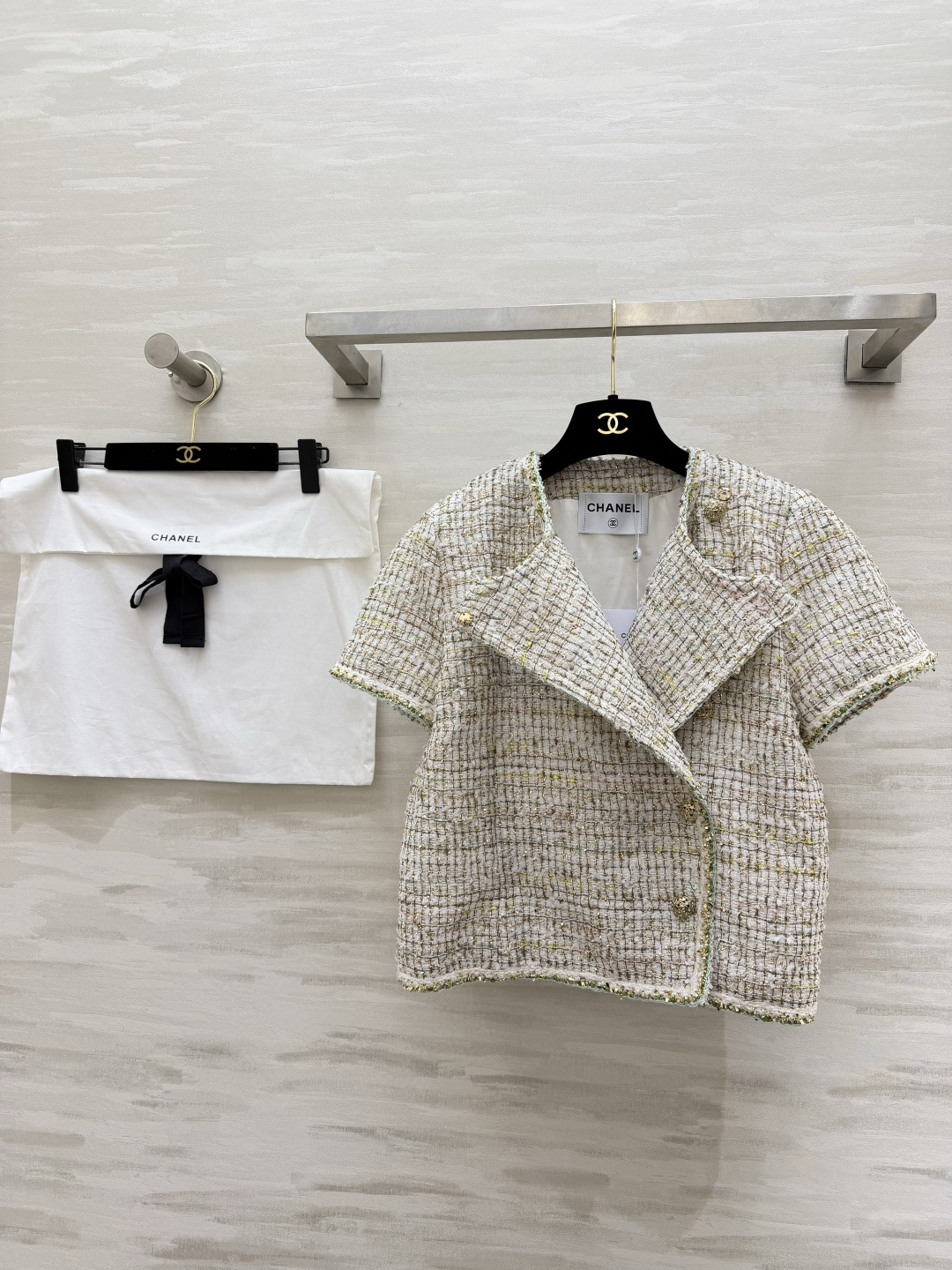 #Chane♡²⁶C度假系列 宝石点缀编织花呢上衣 将法式优雅与意式浪漫融合 🎨色彩丰富 晕染出意大利夏