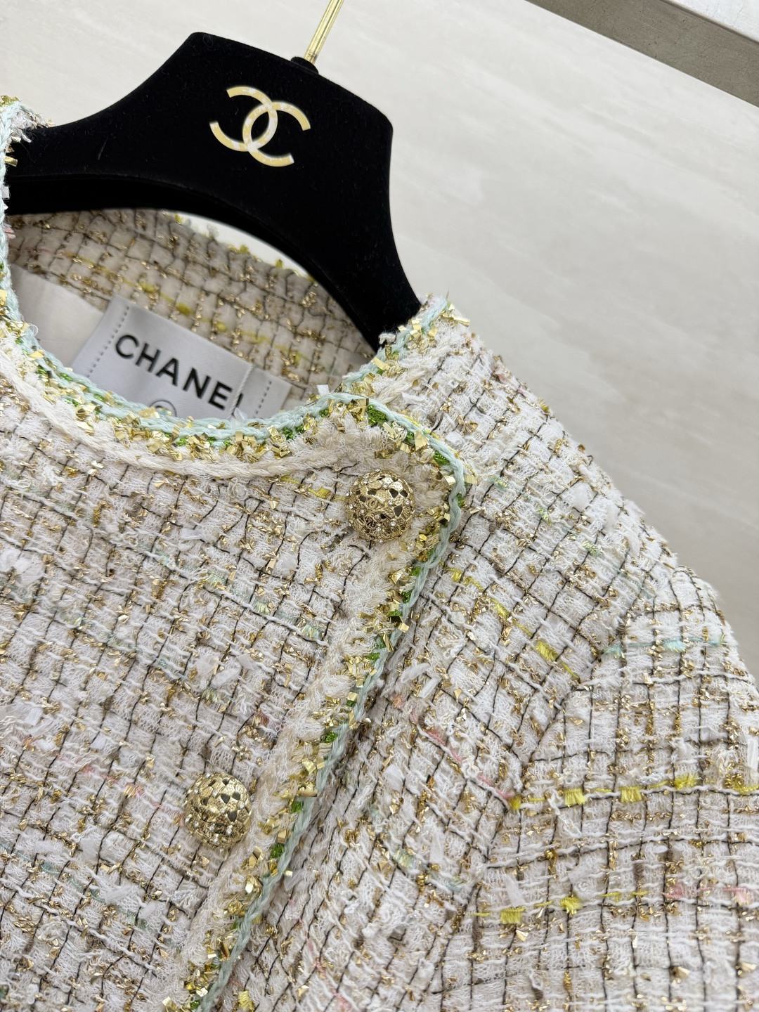 #Chane♡²⁶C度假系列 宝石点缀编织花呢上衣 将法式优雅与意式浪漫融合 🎨色彩丰富 晕染出意大利夏