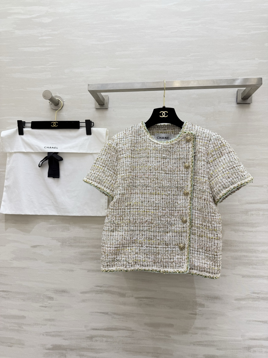 #Chane♡²⁶C度假系列 宝石点缀编织花呢上衣 将法式优雅与意式浪漫融合 🎨色彩丰富 晕染出意大利夏