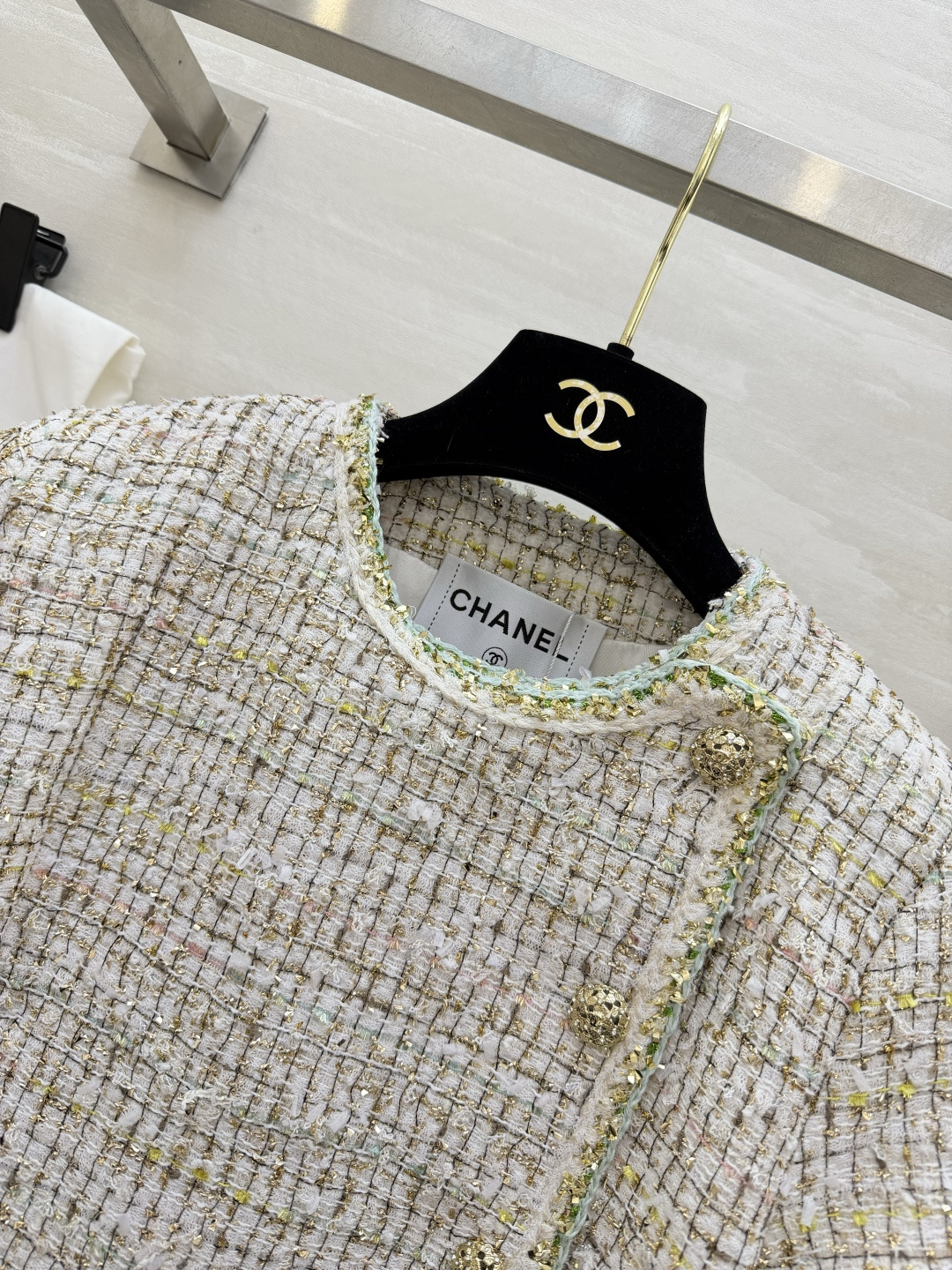 #Chane♡²⁶C度假系列 宝石点缀编织花呢上衣 将法式优雅与意式浪漫融合 🎨色彩丰富 晕染出意大利夏