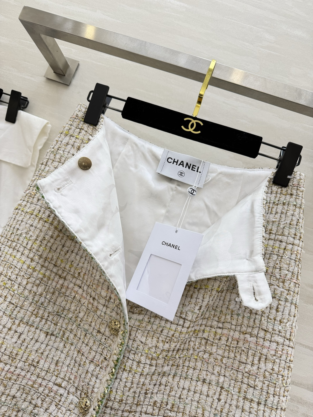 #Chane♡²⁶C度假系列 宝石点缀编织花呢半裙 将法式优雅与意式浪漫融合 🎨色彩丰富 晕染出意大利夏