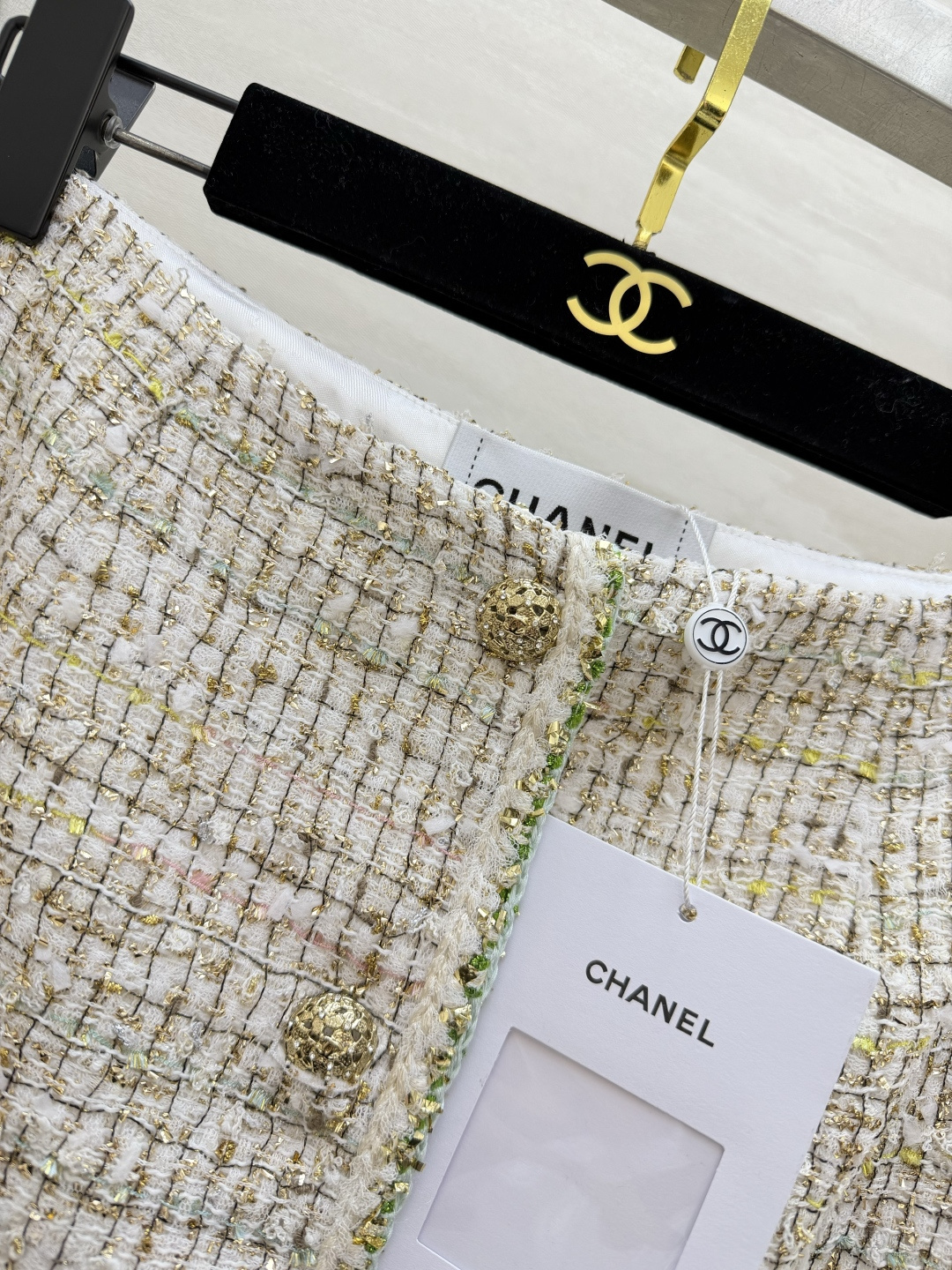 #Chane♡²⁶C度假系列 宝石点缀编织花呢半裙 将法式优雅与意式浪漫融合 🎨色彩丰富 晕染出意大利夏