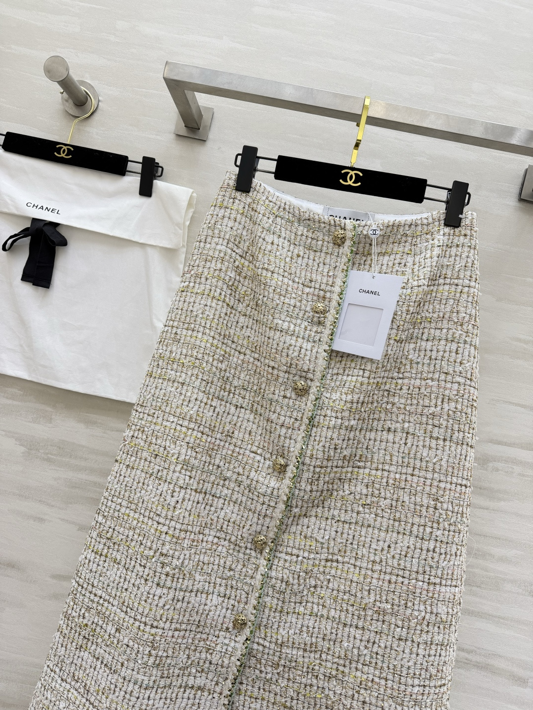 #Chane♡²⁶C度假系列 宝石点缀编织花呢半裙 将法式优雅与意式浪漫融合 🎨色彩丰富 晕染出意大利夏