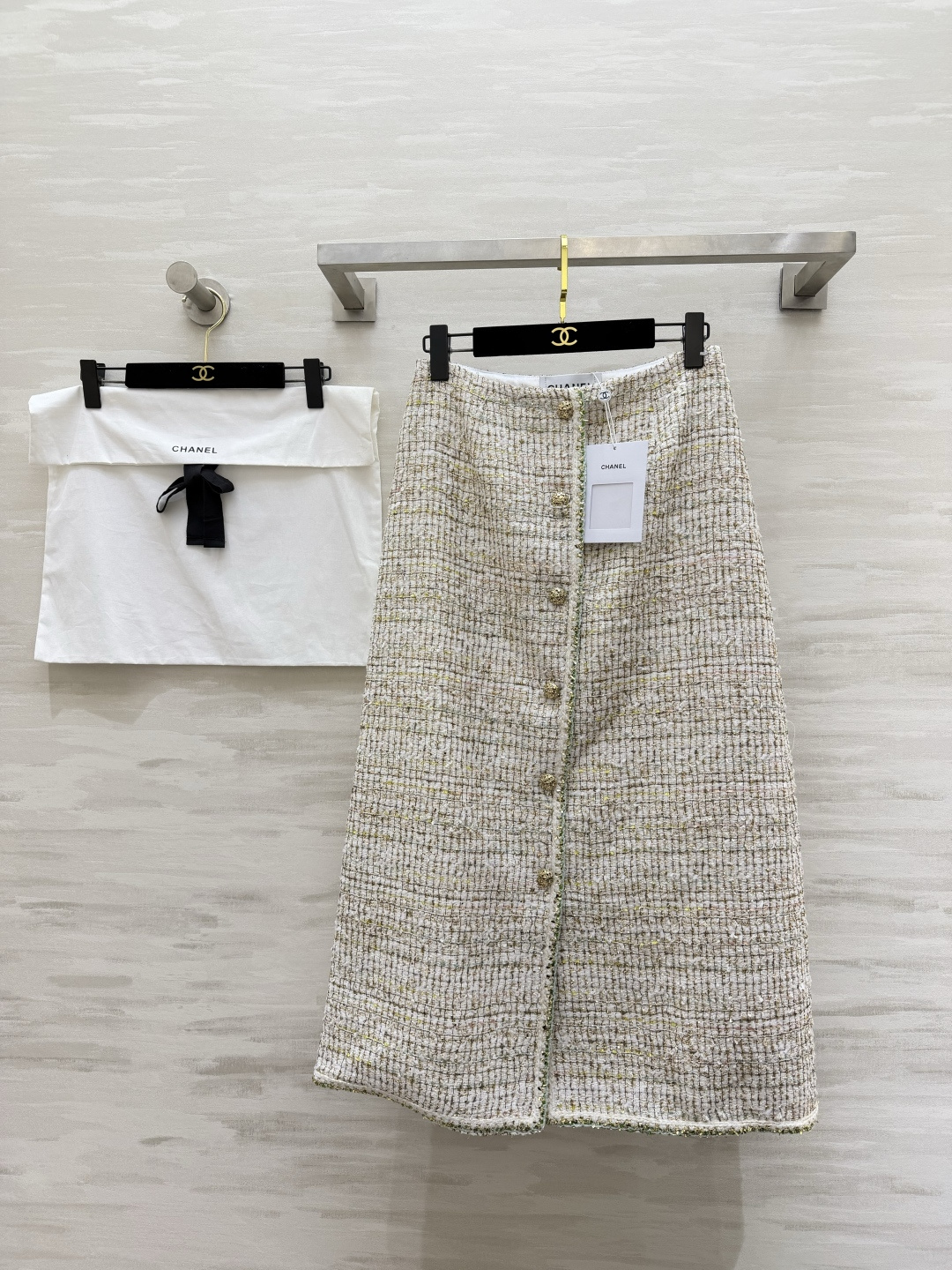 #Chane♡²⁶C度假系列 宝石点缀编织花呢半裙 将法式优雅与意式浪漫融合 🎨色彩丰富 晕染出意大利夏