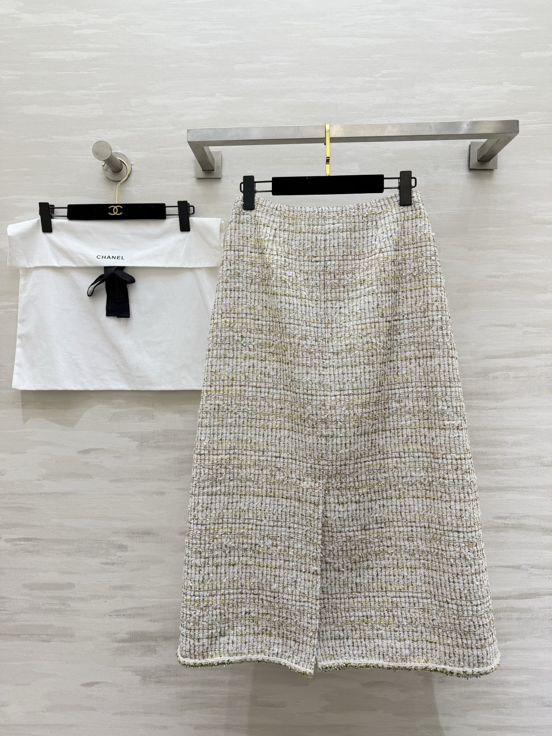 #Chane♡²⁶C度假系列 宝石点缀编织花呢半裙 将法式优雅与意式浪漫融合 🎨色彩丰富 晕染出意大利夏