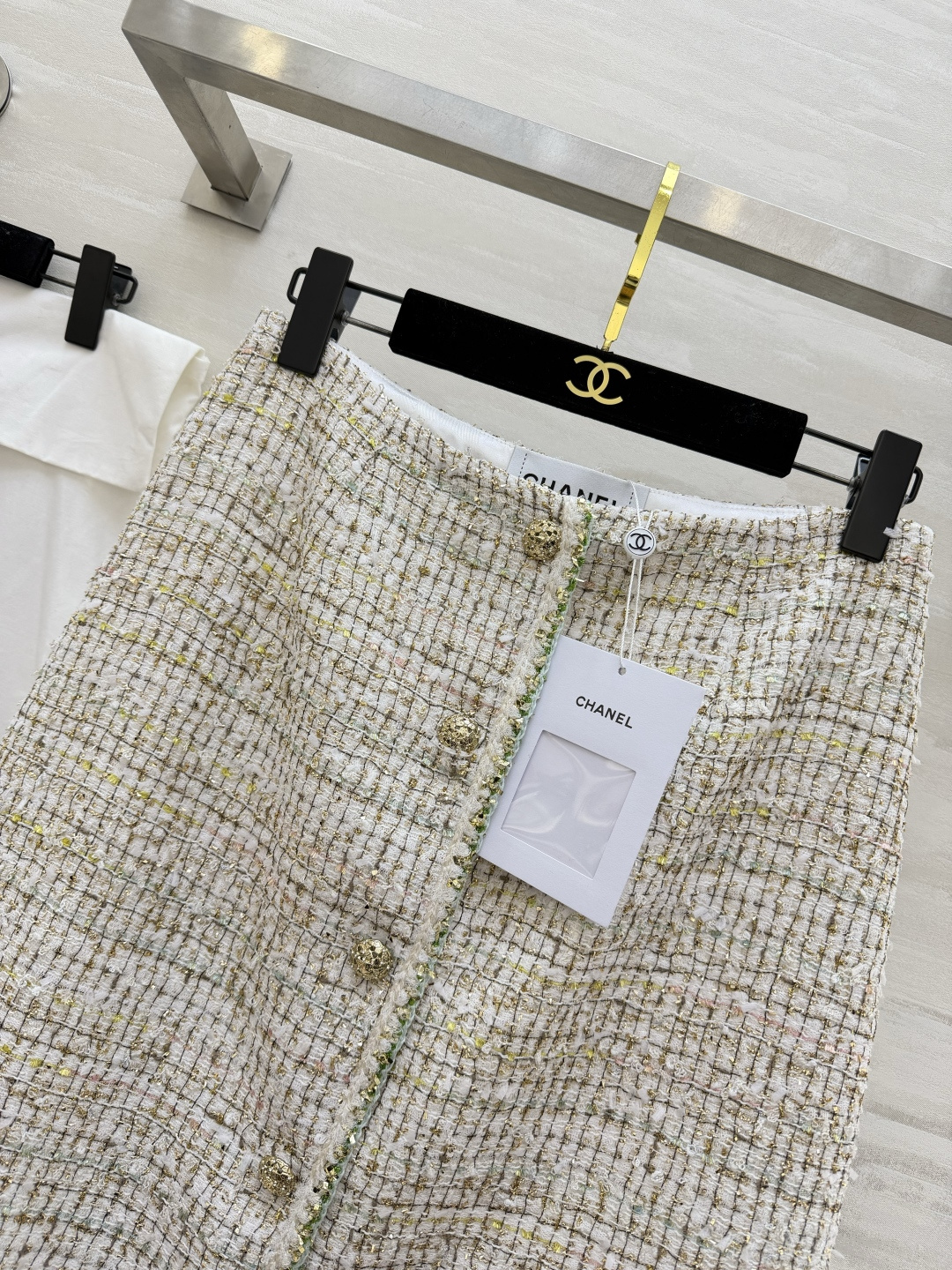 #Chane♡²⁶C度假系列 宝石点缀编织花呢半裙 将法式优雅与意式浪漫融合 🎨色彩丰富 晕染出意大利夏