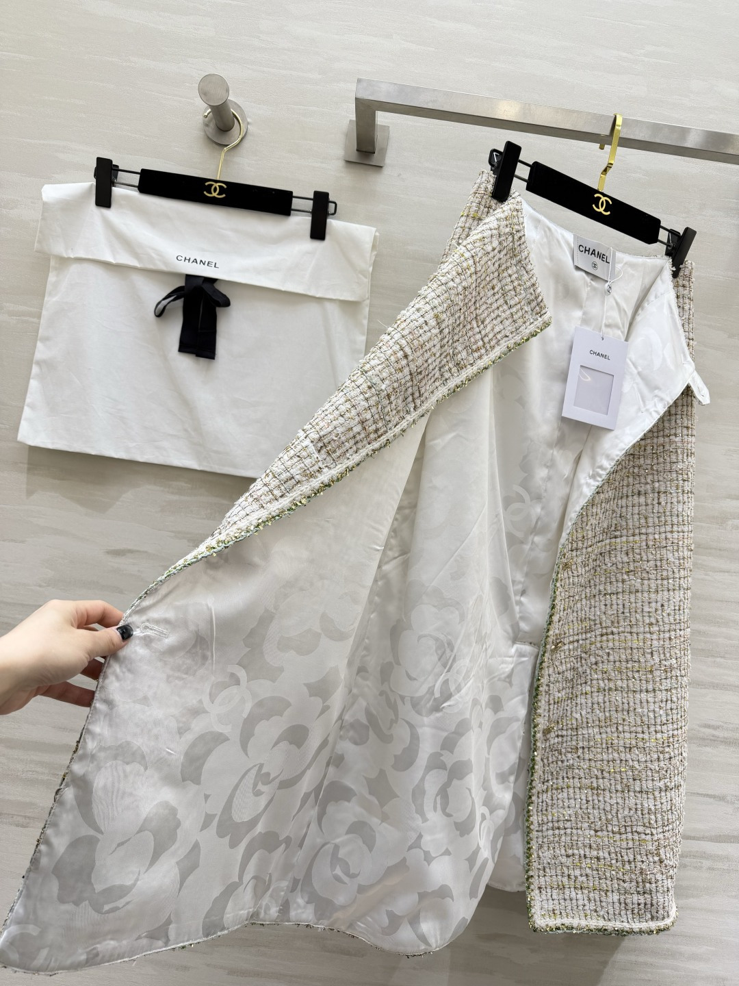 #Chane♡²⁶C度假系列 宝石点缀编织花呢半裙 将法式优雅与意式浪漫融合 🎨色彩丰富 晕染出意大利夏