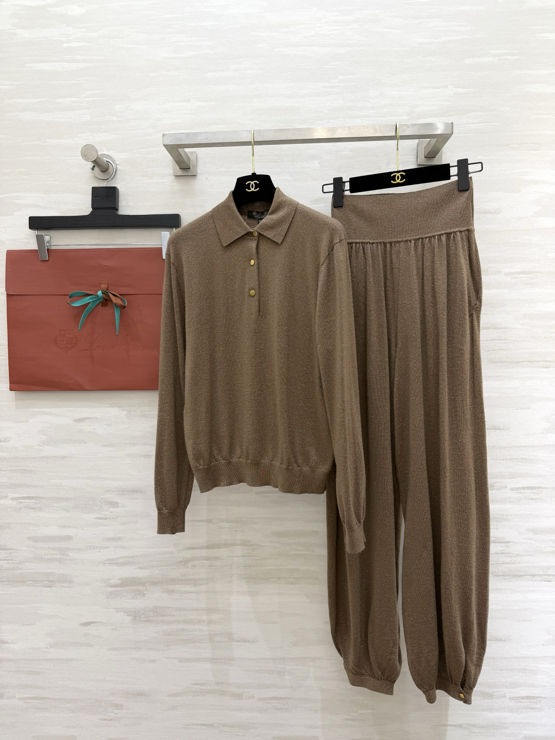 NO:803911,(Top, pants) #Loro Pian's new ribbed cashmere silk suit is still the most delicate customized cashmere yarn, the simplest old-money style matching, classic nine-point pants design, original development, high-quality customization, ready for release, sizeS/M/L,, loro piana, real silk,19860909（上衣,裤子）#Loro Pian新款罗纹羊绒真丝套装 依旧是最细腻的定制羊绒纱线 最简单的老钱风搭配 经典九分裤设计 原版开发 高品质定制 现货首发sizeS/M/L,,loro piana,real silk,,Women's clothing