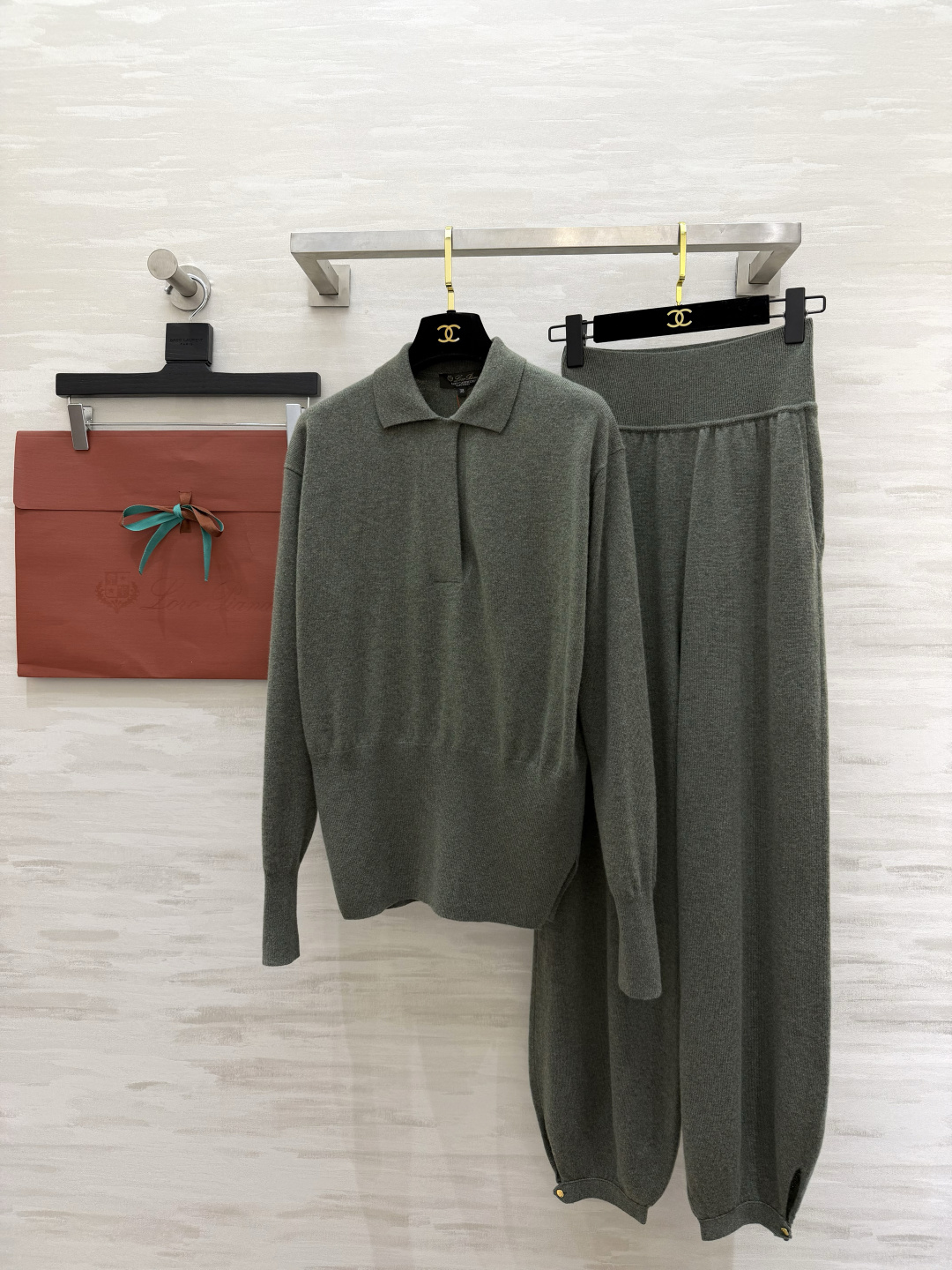 NO:803905,(Top, pants) #Loro Pian's new olive green kid cashmere suit. Customized Baby Cashmere material. Delicate touch. Skin-friendly upper body. Original development. High quality customization. Ready for sale. SizeS/M/L,, loro piana,19860909（上衣,裤子）#Loro Pian新款 橄榄绿小山羊绒套装 定制Baby Cashmere小山羊绒材质 手感细腻 上身亲肤 原版开发 高品质定制 现货首发sizeS/M/L,,loro piana,,Women's clothing
