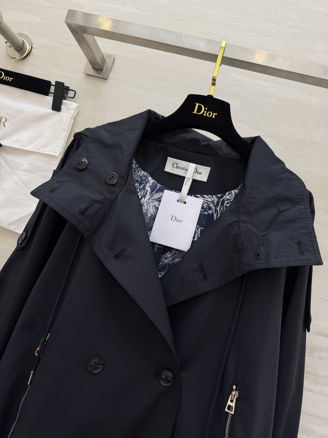 #DIO♡²⁶新款连帽风衣外套 利落剪裁 自带松弛感 白/黑双色可选！防风又显瘦 通勤休闲都适配简约高级