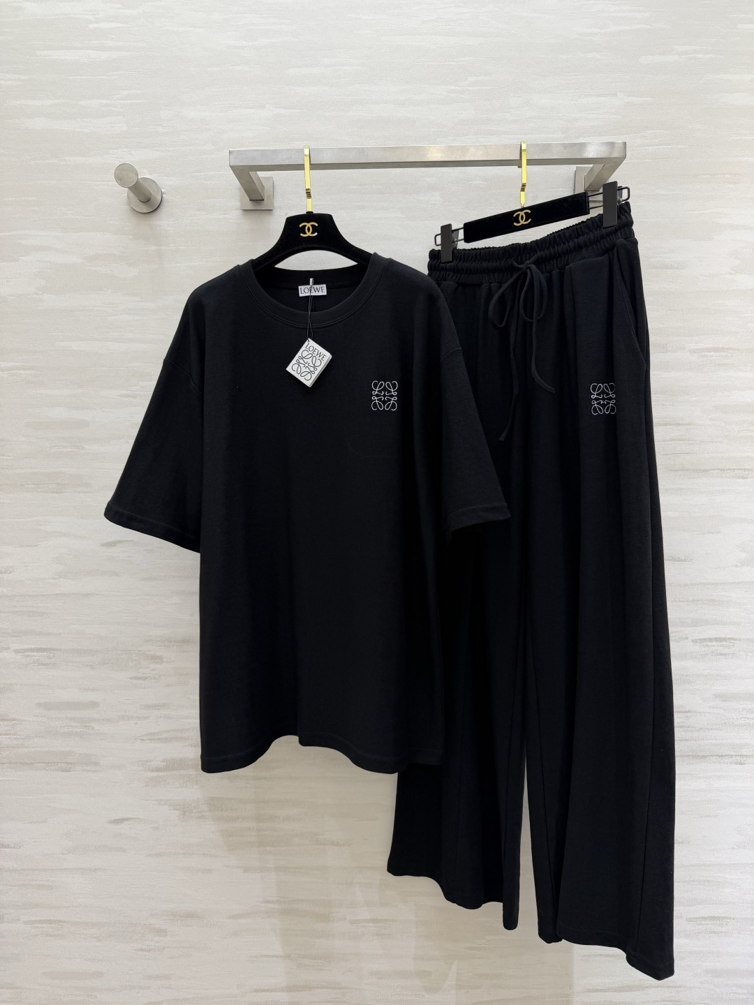 NO:803907,T-shirt, trousers #Loew minimalist high-end style casual suit loose T-shirt + wide-leg pants. Comfort and atmosphere are both online. Embroidered logo is low-key and elegant. The loose version of the T-shirt is not flattering to the figure. The wide-leg pants modify the leg shape. Even a small person can wear long legs. One set unlocks effortless chic and can guarantee your comfort throughout spring and summer. High-quality customization. Sold separately!  sizeS/M/L (M size shoulder width 56, bust, dress length 76, pants elastic waist 66, pants length 107),, loewe, tees, t-shirt,19860909T恤,裤子#Loew极简高级风 休闲套装 宽松T恤+阔腿裤 舒适感与氛围感双在线 刺绣logo低调显贵 T恤宽松版型不挑身材 阔腿裤修饰腿型 小个子也能穿出大长腿 一套解锁 effortless chic 承包你整个春夏的舒适感 高品质定制 分开发售！sizeS/M/L（M码肩宽56,胸围,衣长76,裤子松紧腰66,裤长107）,,loewe,tees，t-shirt,,Women's clothing