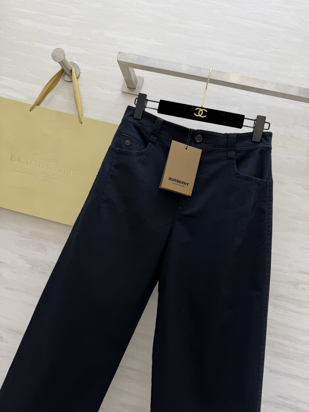 #Burberr²⁶直筒裤 黑白双色经典永存 黄金裤长｜修饰腿型一绝 小个子也能轻松驾驭 利落阔腿剪裁｜