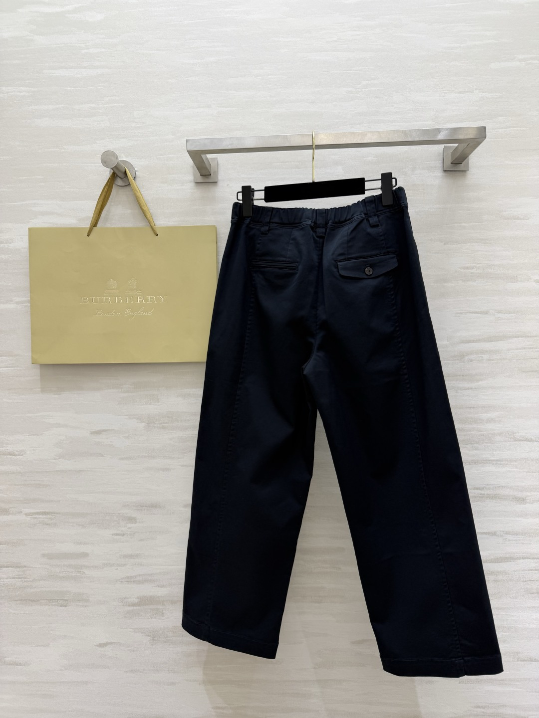 #Burberr²⁶直筒裤 黑白双色经典永存 黄金裤长｜修饰腿型一绝 小个子也能轻松驾驭 利落阔腿剪裁｜