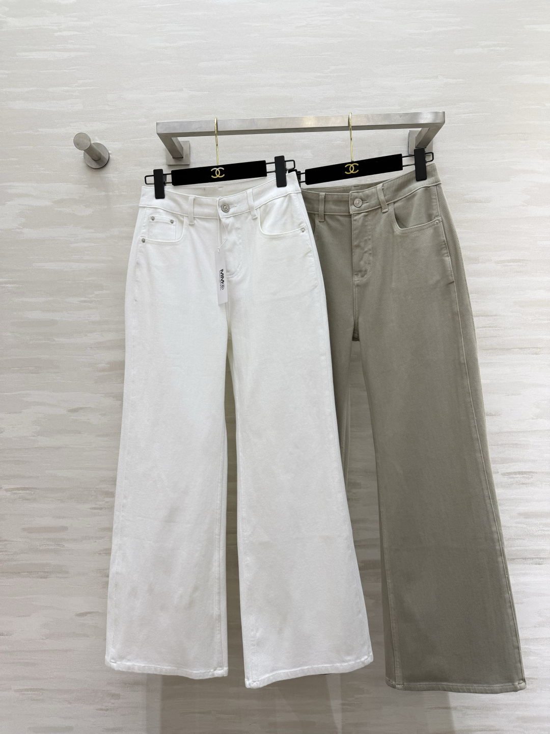 #MM6²⁶微喇阔腿牛仔裤 经典白/低饱和卡其 高支软牛仔面料 垂感拉满 高腰直筒微阔版型 轻松藏住腰腹