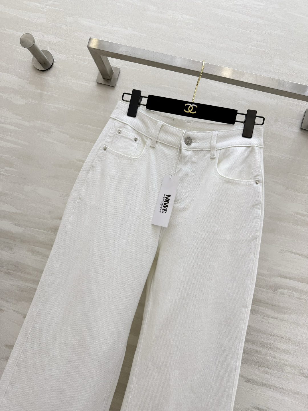 #MM6²⁶微喇阔腿牛仔裤 经典白/低饱和卡其 高支软牛仔面料 垂感拉满 高腰直筒微阔版型 轻松藏住腰腹