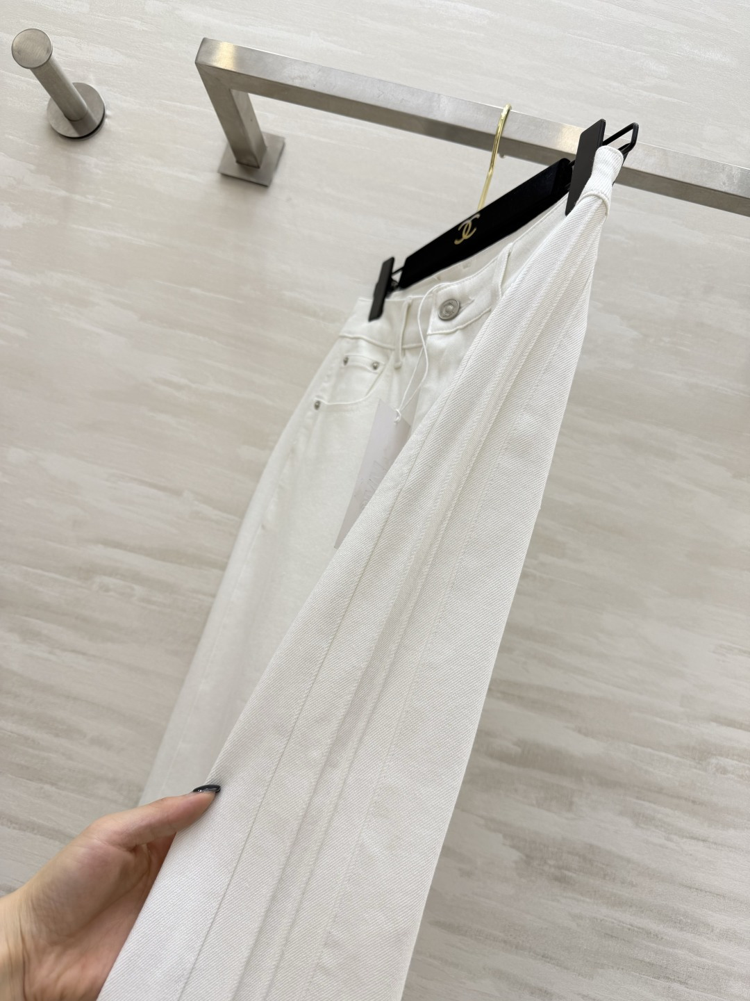 #MM6²⁶微喇阔腿牛仔裤 经典白/低饱和卡其 高支软牛仔面料 垂感拉满 高腰直筒微阔版型 轻松藏住腰腹