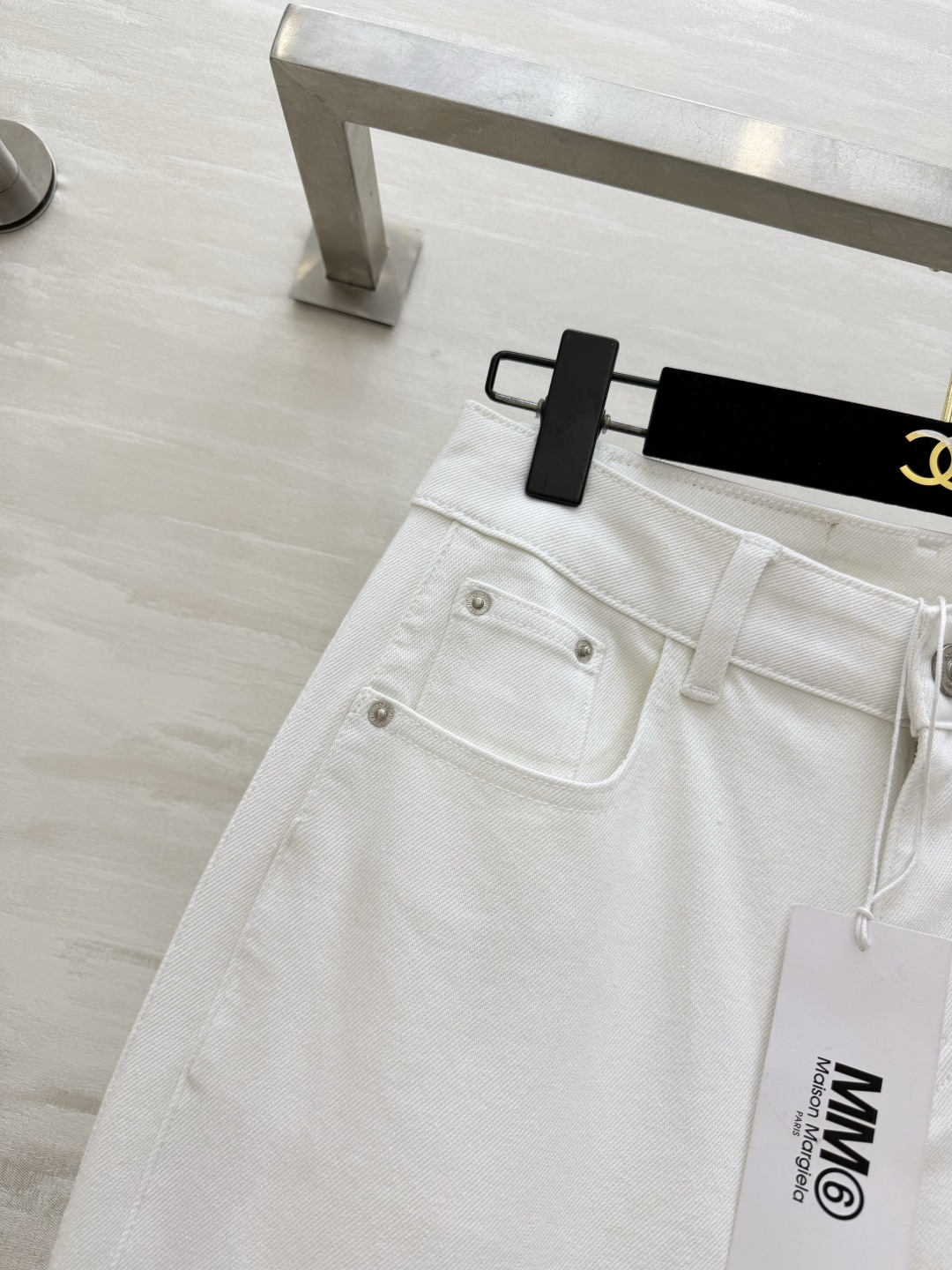 #MM6²⁶微喇阔腿牛仔裤 经典白/低饱和卡其 高支软牛仔面料 垂感拉满 高腰直筒微阔版型 轻松藏住腰腹