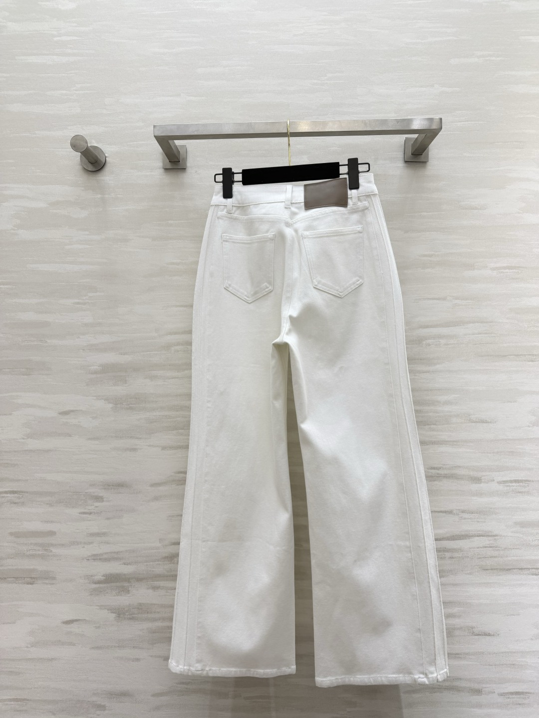 #MM6²⁶微喇阔腿牛仔裤 经典白/低饱和卡其 高支软牛仔面料 垂感拉满 高腰直筒微阔版型 轻松藏住腰腹