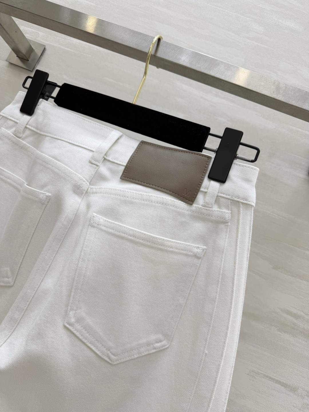 #MM6²⁶微喇阔腿牛仔裤 经典白/低饱和卡其 高支软牛仔面料 垂感拉满 高腰直筒微阔版型 轻松藏住腰腹