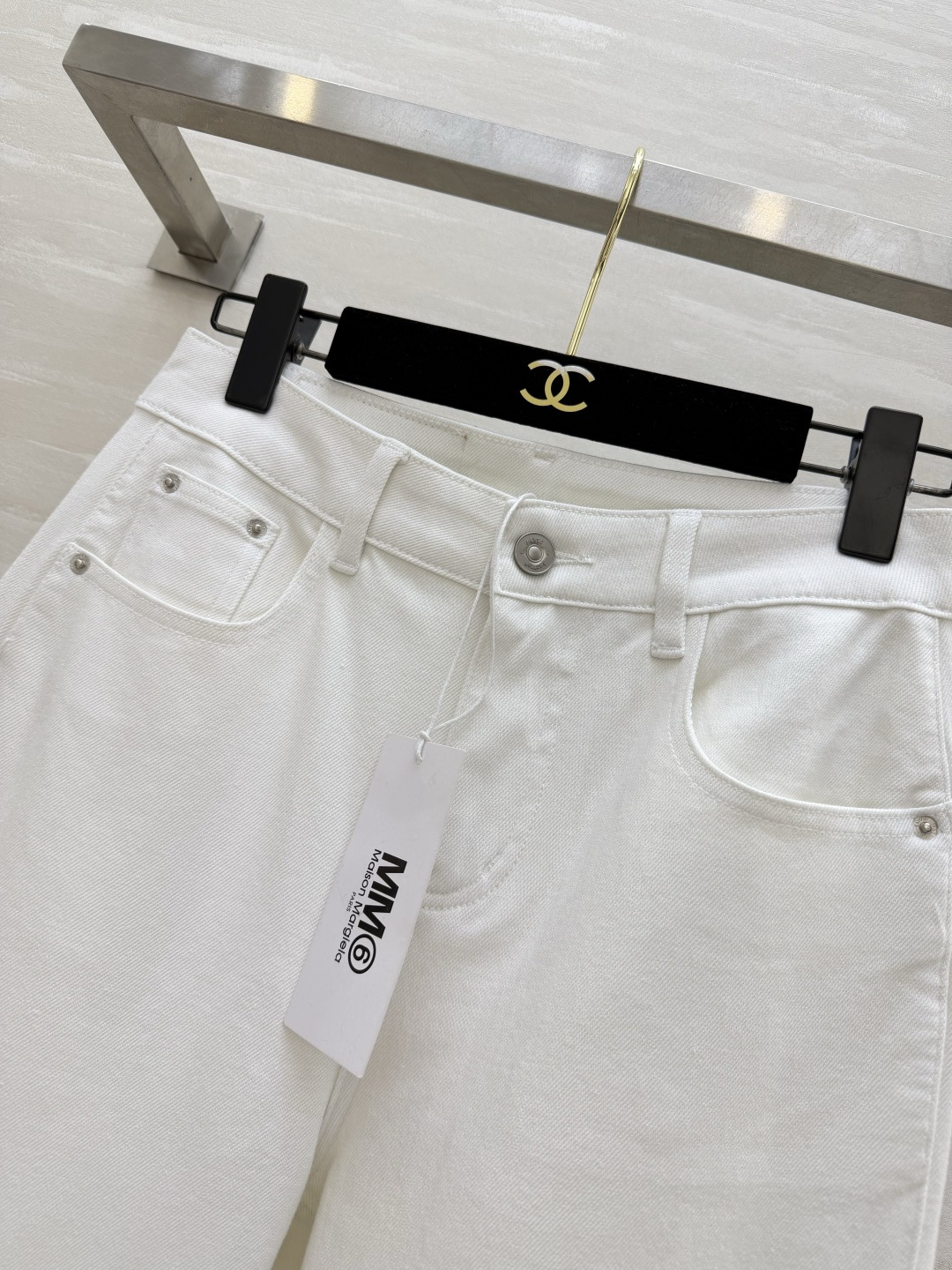 #MM6²⁶微喇阔腿牛仔裤 经典白/低饱和卡其 高支软牛仔面料 垂感拉满 高腰直筒微阔版型 轻松藏住腰腹