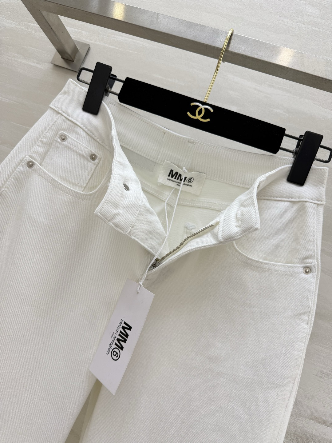 #MM6²⁶微喇阔腿牛仔裤 经典白/低饱和卡其 高支软牛仔面料 垂感拉满 高腰直筒微阔版型 轻松藏住腰腹