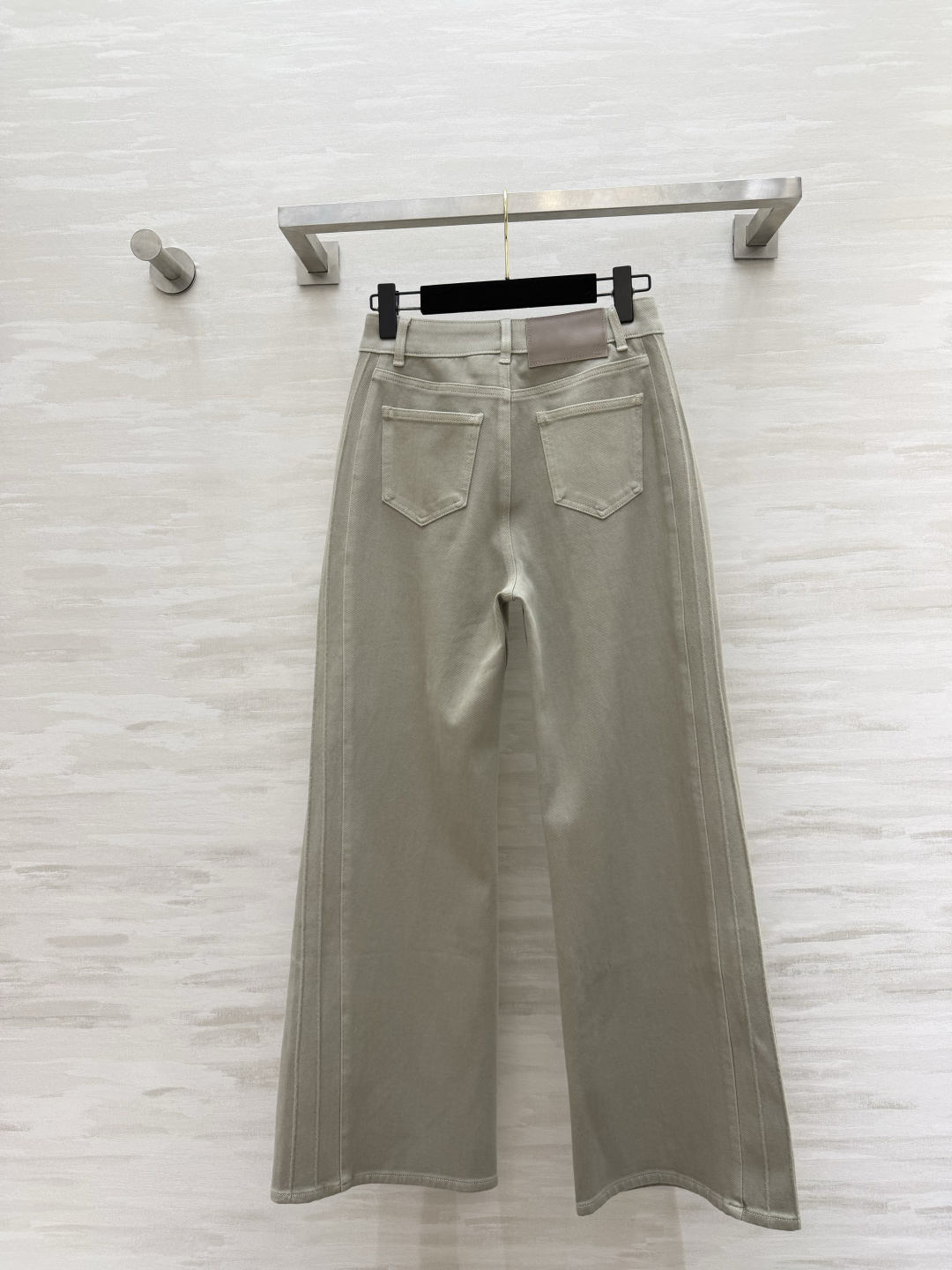 #MM6²⁶微喇阔腿牛仔裤 经典白/低饱和卡其 高支软牛仔面料 垂感拉满 高腰直筒微阔版型 轻松藏住腰腹