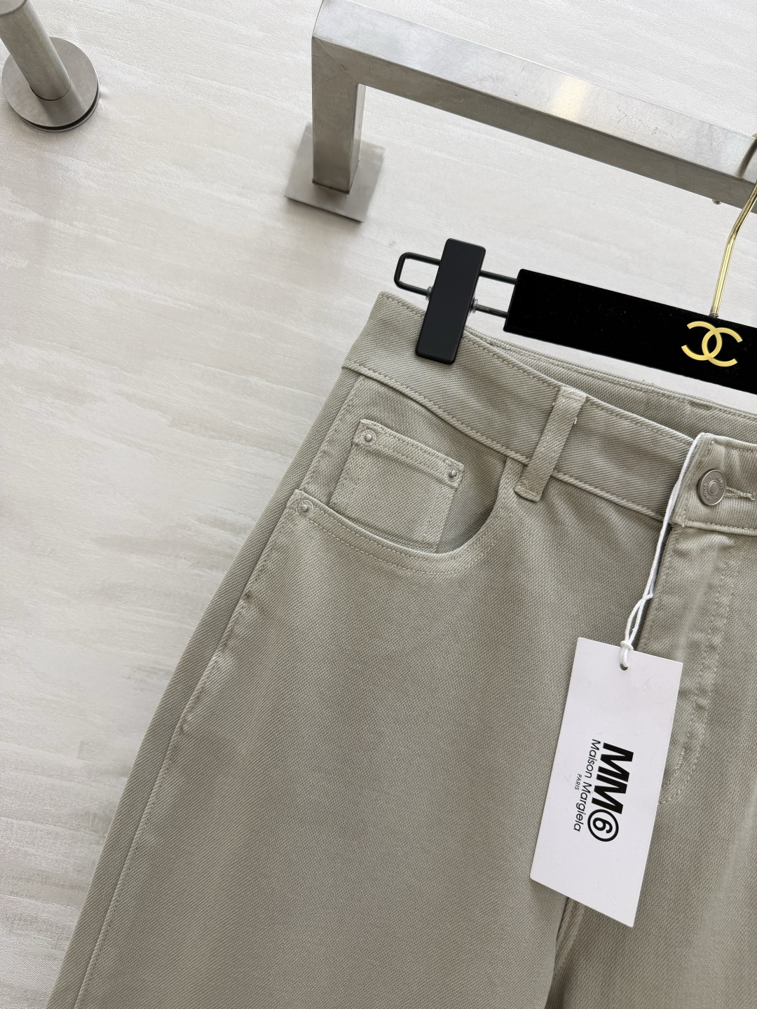 #MM6²⁶微喇阔腿牛仔裤 经典白/低饱和卡其 高支软牛仔面料 垂感拉满 高腰直筒微阔版型 轻松藏住腰腹