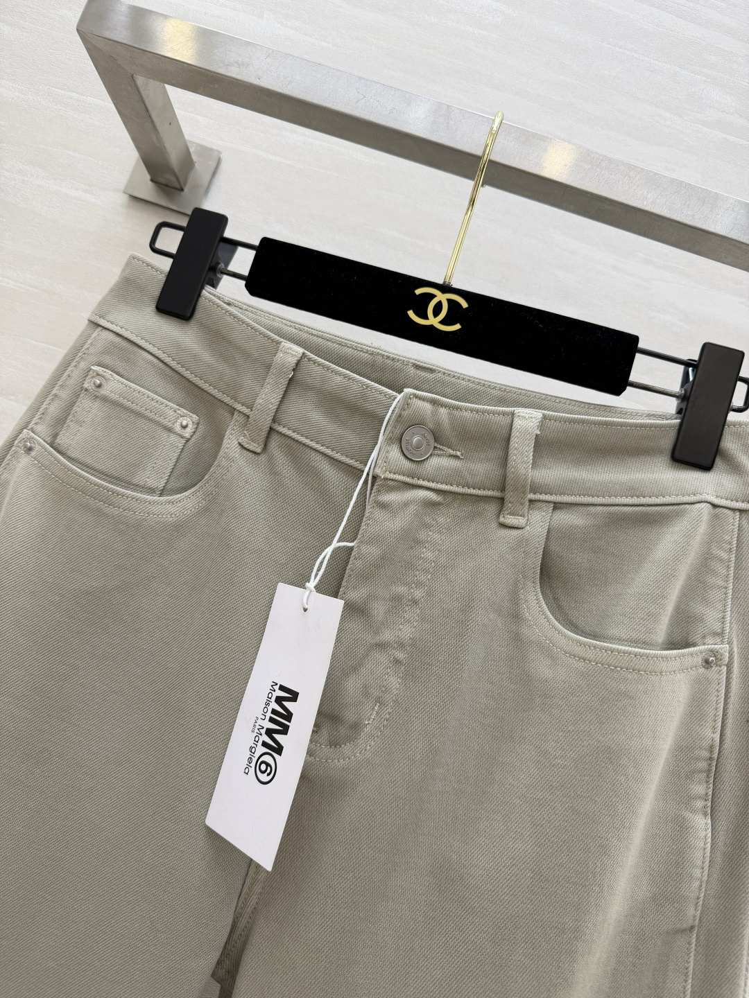 #MM6²⁶微喇阔腿牛仔裤 经典白/低饱和卡其 高支软牛仔面料 垂感拉满 高腰直筒微阔版型 轻松藏住腰腹