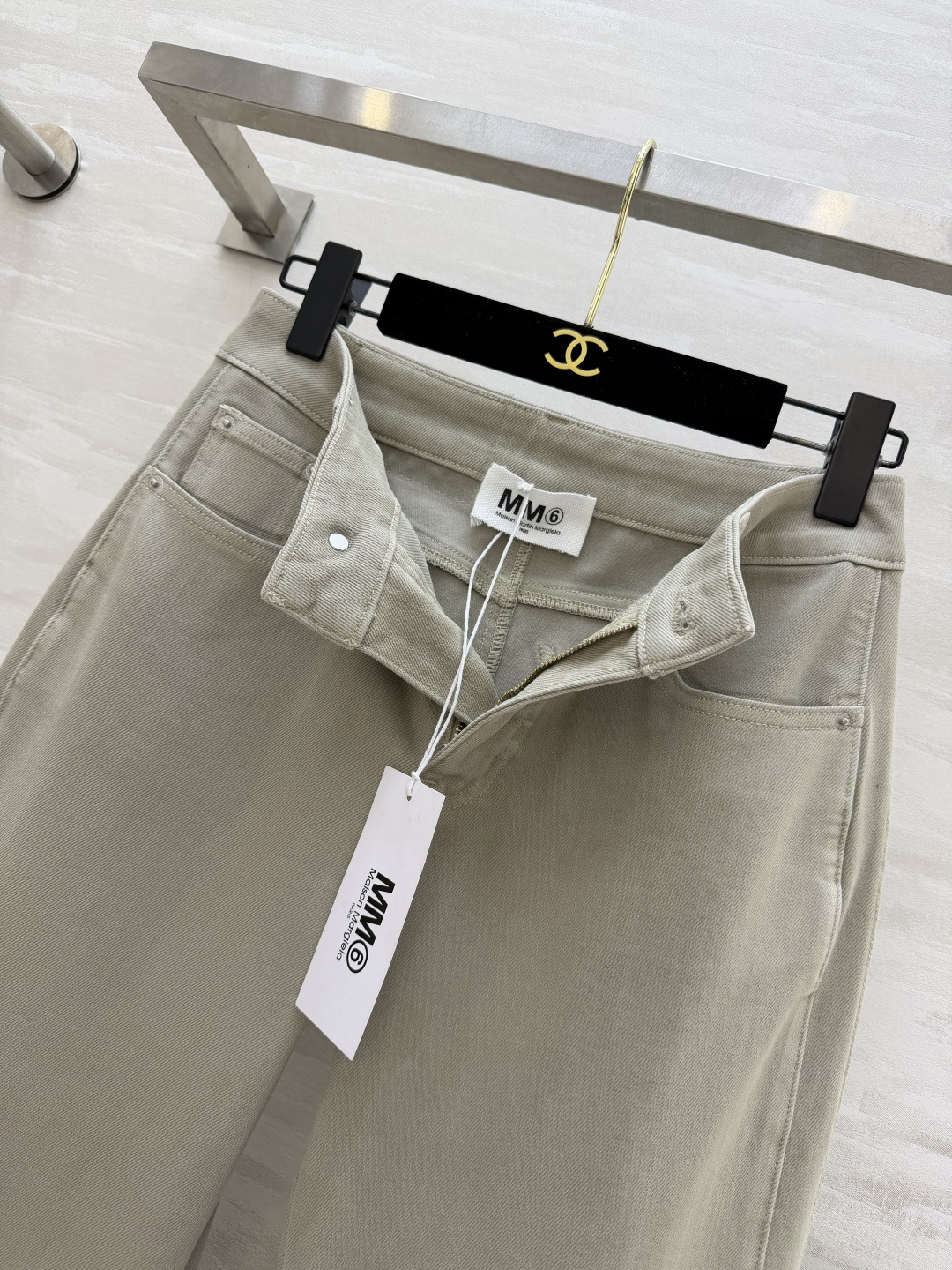 #MM6²⁶微喇阔腿牛仔裤 经典白/低饱和卡其 高支软牛仔面料 垂感拉满 高腰直筒微阔版型 轻松藏住腰腹