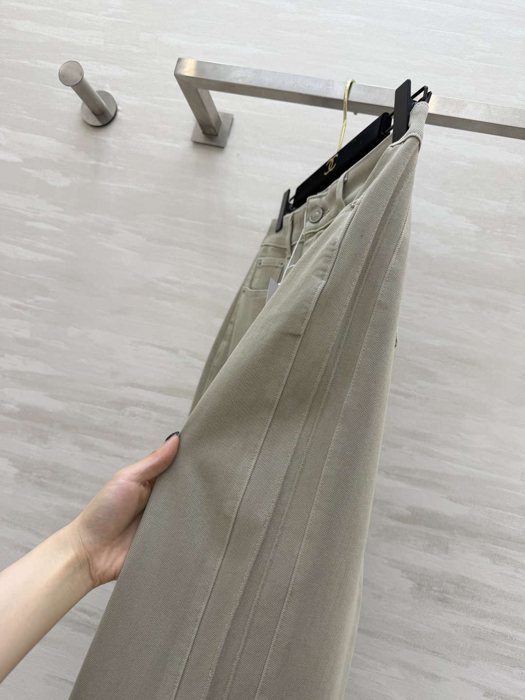 #MM6²⁶微喇阔腿牛仔裤 经典白/低饱和卡其 高支软牛仔面料 垂感拉满 高腰直筒微阔版型 轻松藏住腰腹