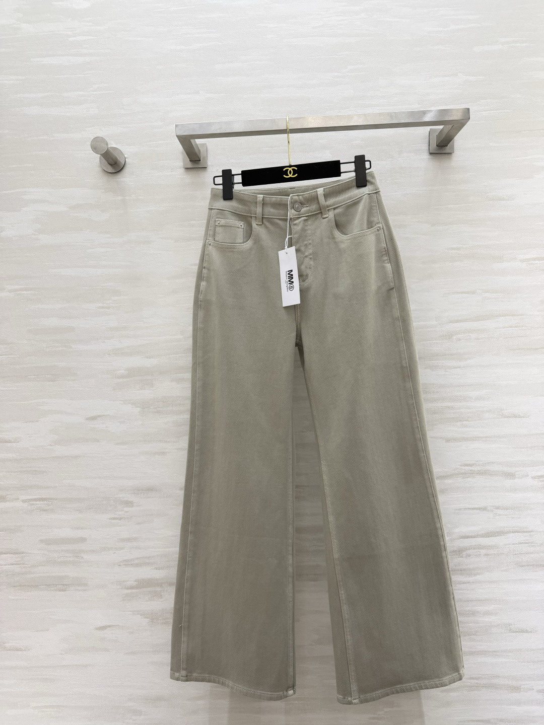 #MM6²⁶微喇阔腿牛仔裤 经典白/低饱和卡其 高支软牛仔面料 垂感拉满 高腰直筒微阔版型 轻松藏住腰腹