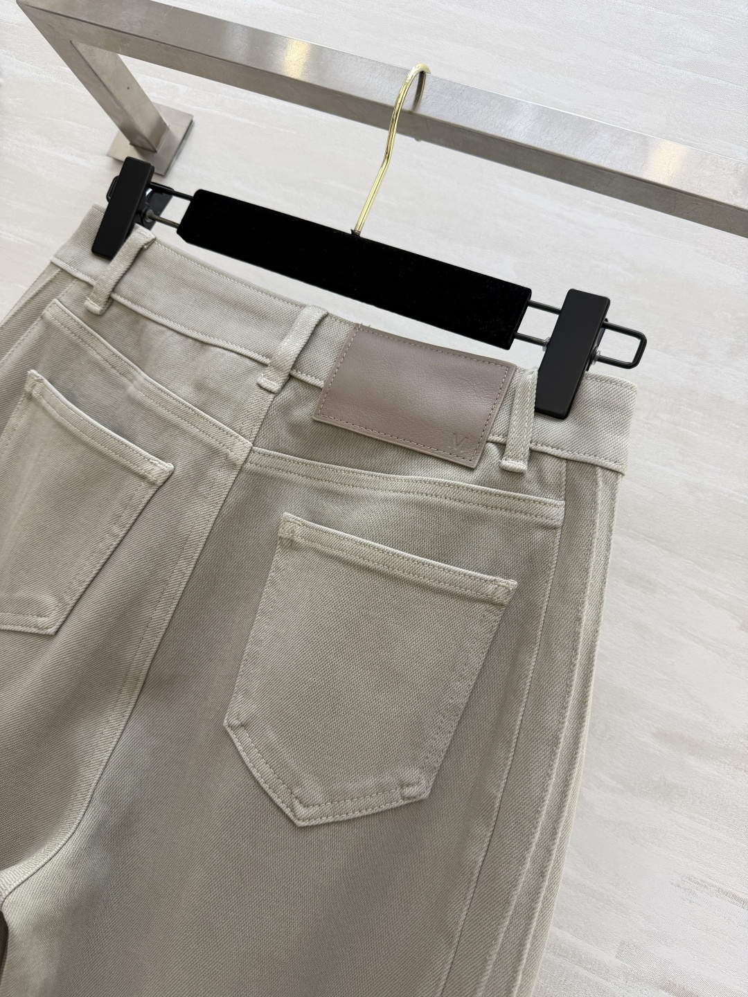 #MM6²⁶微喇阔腿牛仔裤 经典白/低饱和卡其 高支软牛仔面料 垂感拉满 高腰直筒微阔版型 轻松藏住腰腹