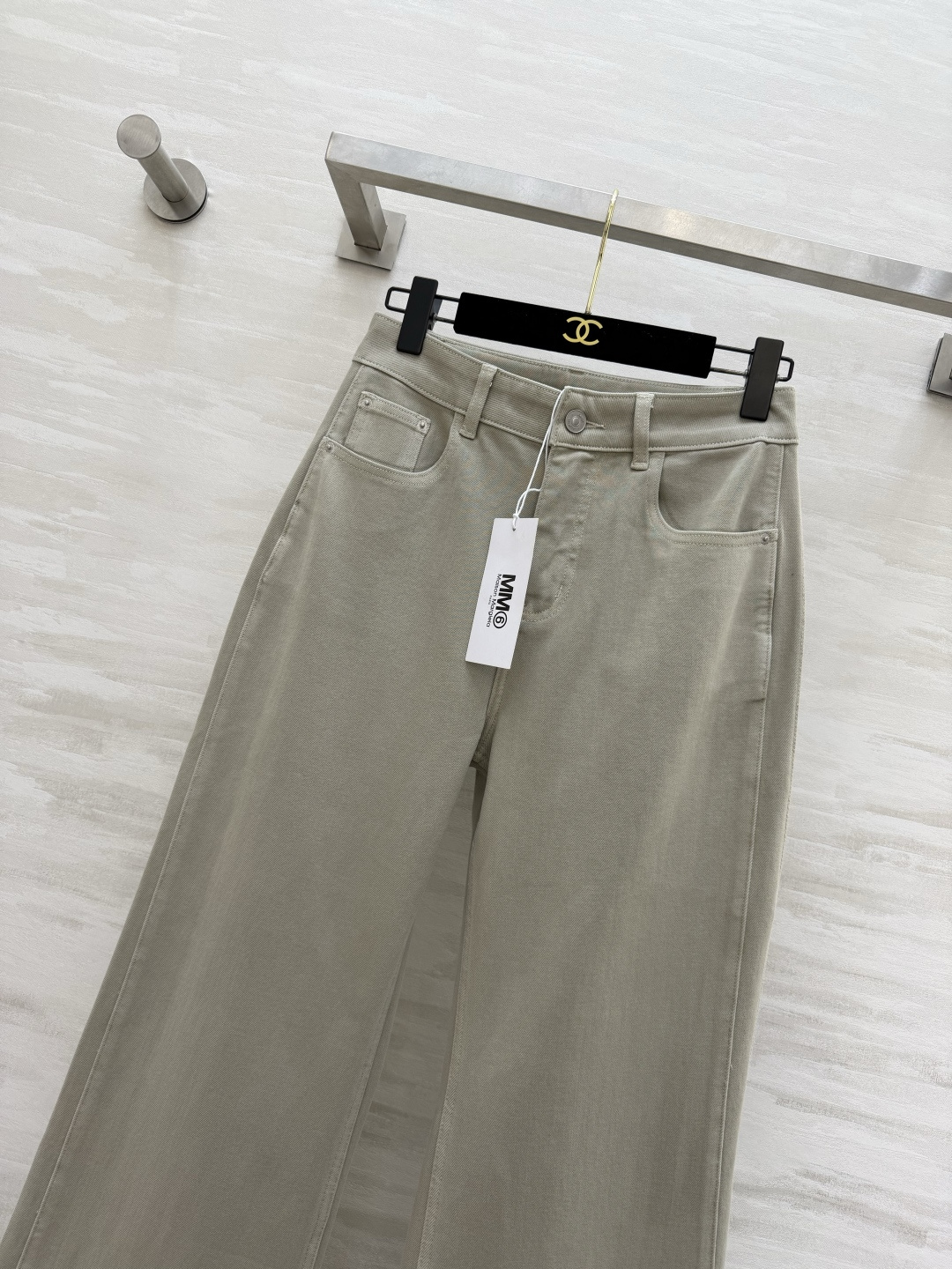 #MM6²⁶微喇阔腿牛仔裤 经典白/低饱和卡其 高支软牛仔面料 垂感拉满 高腰直筒微阔版型 轻松藏住腰腹