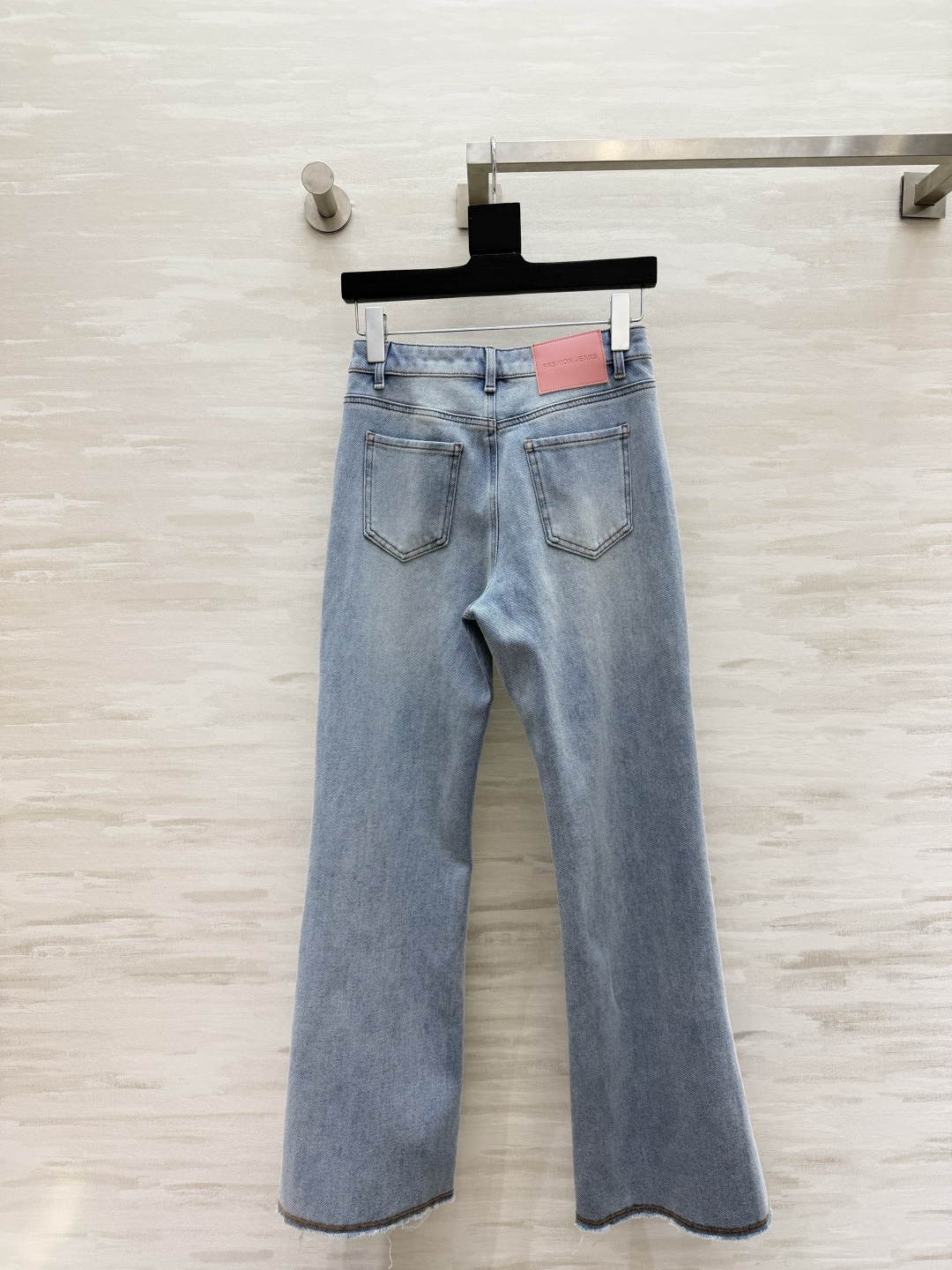 ✨ 年度封神｜Miumi♡复古微喇牛仔裤深靛蓝水洗自带高级磨白感，高腰微喇版型+裤脚毛边开叉，不挑腿型，