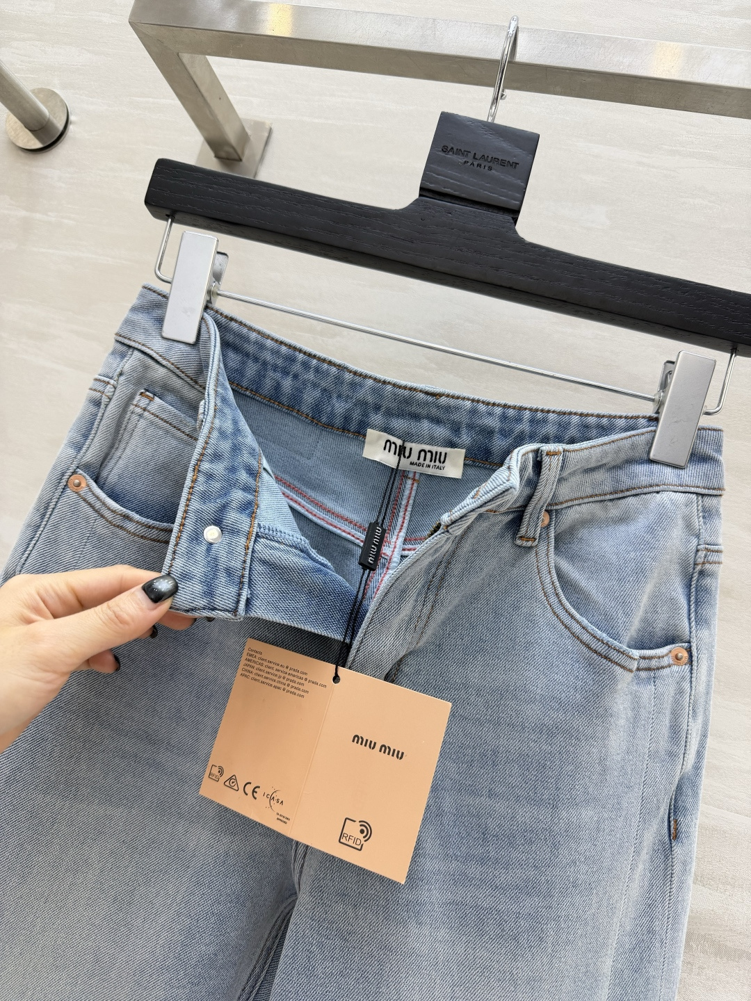 ✨ 年度封神｜Miumi♡复古微喇牛仔裤深靛蓝水洗自带高级磨白感，高腰微喇版型+裤脚毛边开叉，不挑腿型，