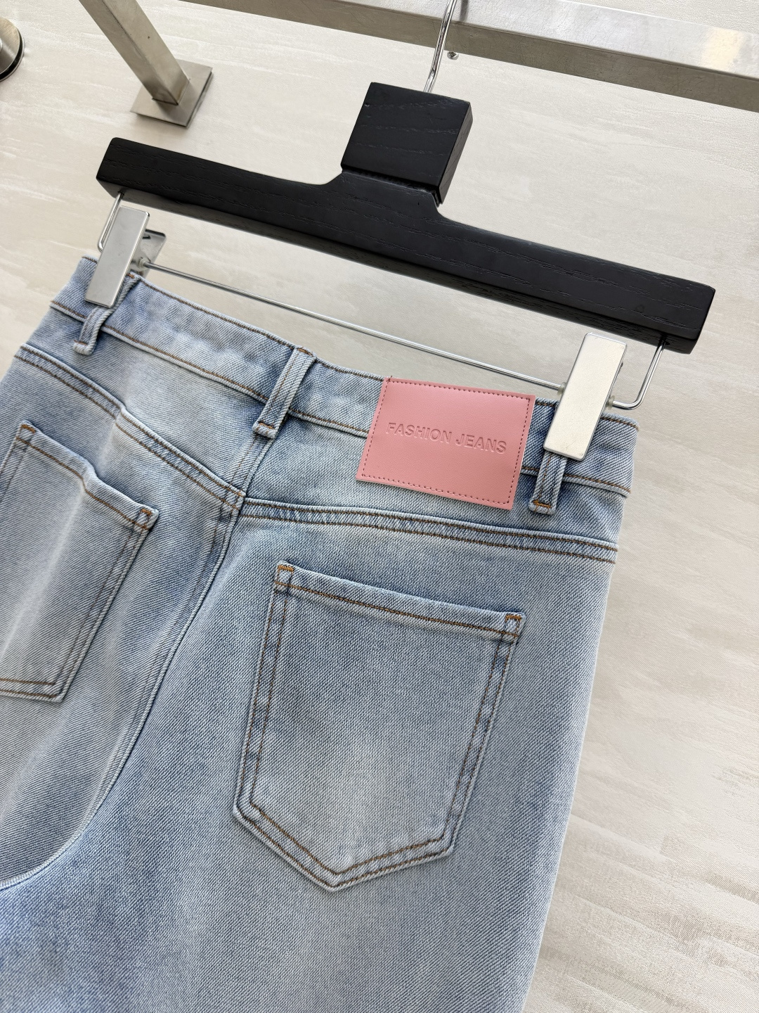 ✨ 年度封神｜Miumi♡复古微喇牛仔裤深靛蓝水洗自带高级磨白感，高腰微喇版型+裤脚毛边开叉，不挑腿型，