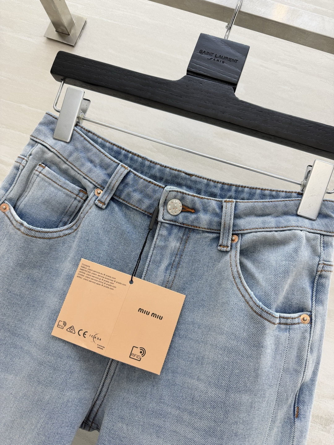 ✨ 年度封神｜Miumi♡复古微喇牛仔裤深靛蓝水洗自带高级磨白感，高腰微喇版型+裤脚毛边开叉，不挑腿型，