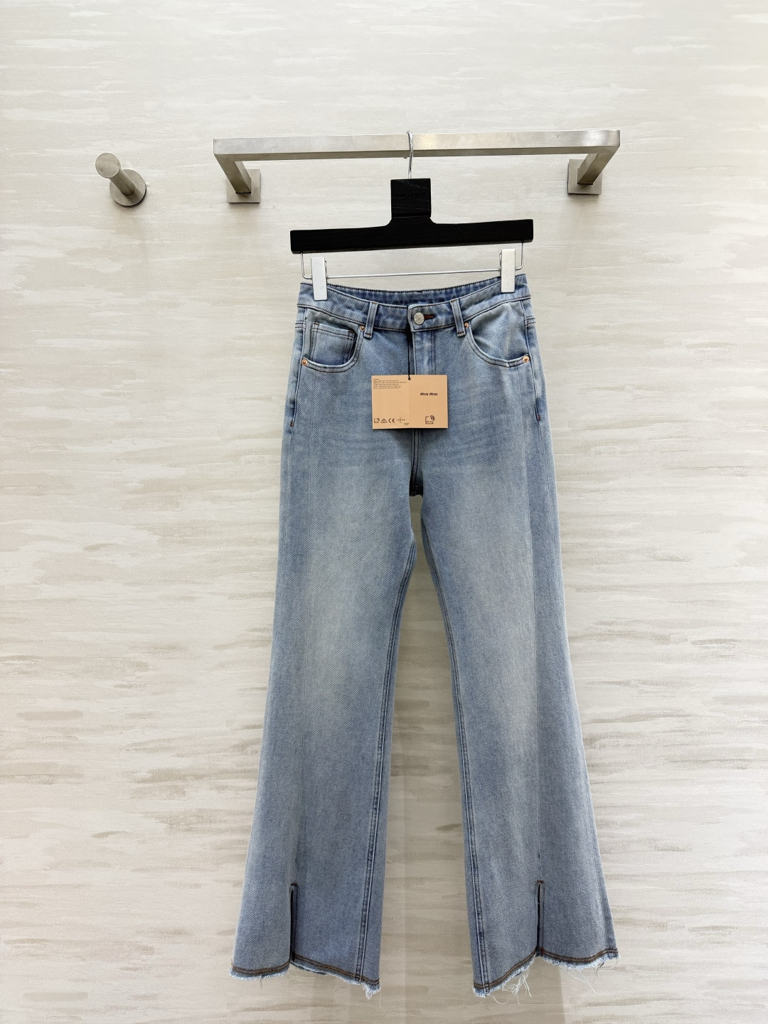 NO:803898,The God of the Year｜Miumi retro bootcut jeans, washed in dark indigo with a high-grade white finish, high waisted bootcut + raw edge slits at the trouser legs, don’t pick up on leg shape, turn into “manga legs” instantly!  The soft denim fabric is very comfortable on the upper body. Pair it with a short top to look like an American hot girl, or pair it with a knitted sweater to look like a retro Hong Kong style. It comes in light/dark colors and can provide you with inspiration for the whole year~ High-quality customization. Available in stock now. Size 26/27/28/29/30 (size 27 waist 68, pants length 106),,miumiu,jeans,19860909年度封神｜Miumi复古微喇牛仔裤 深靛蓝水洗自带高级磨白感, 高腰微喇版型+裤脚毛边开叉, 不挑腿型,秒变“漫画腿”！ 软牛仔面料上身巨舒服, 搭短上衣是美式辣妹,配针织衫是复古港风, 浅/深两色,承包你一整年的穿搭灵感～ 高品质定制 现货首发size26/27/28/29/30（27码腰围68,裤长106）,,miumiu,jeans,,Women's clothing