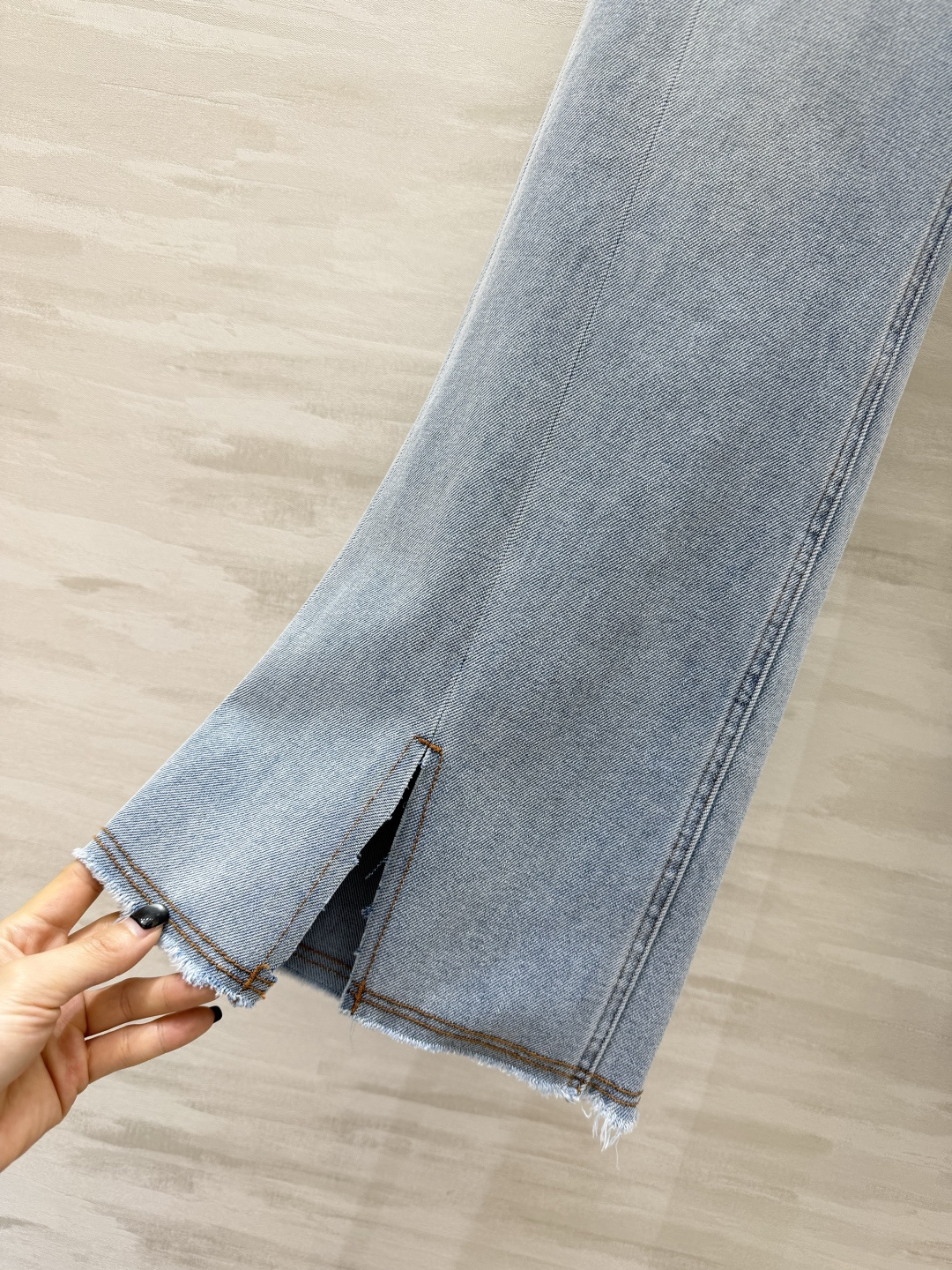 ✨ 年度封神｜Miumi♡复古微喇牛仔裤深靛蓝水洗自带高级磨白感，高腰微喇版型+裤脚毛边开叉，不挑腿型，