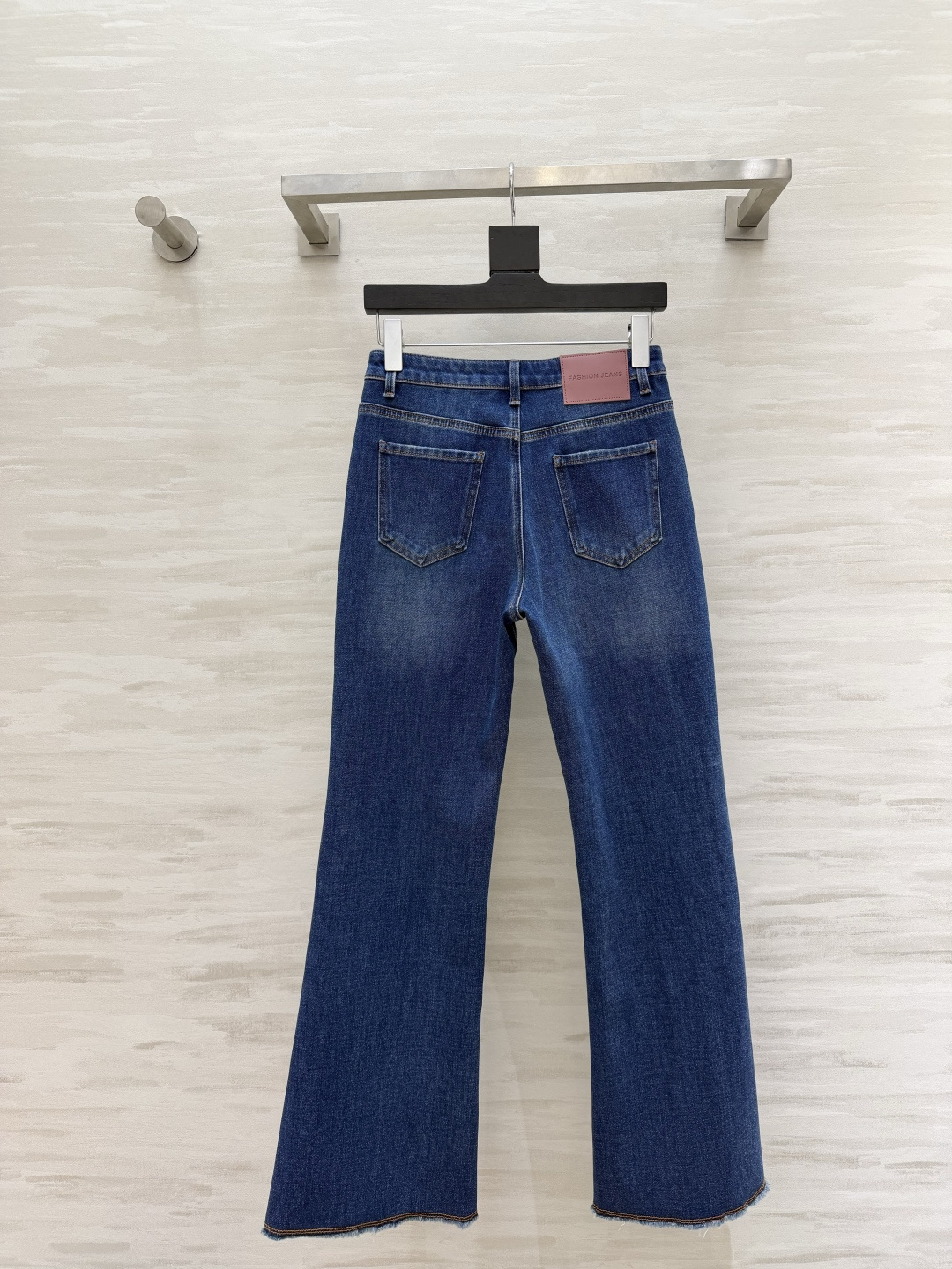 ✨ 年度封神｜Miumi♡复古微喇牛仔裤深靛蓝水洗自带高级磨白感，高腰微喇版型+裤脚毛边开叉，不挑腿型，