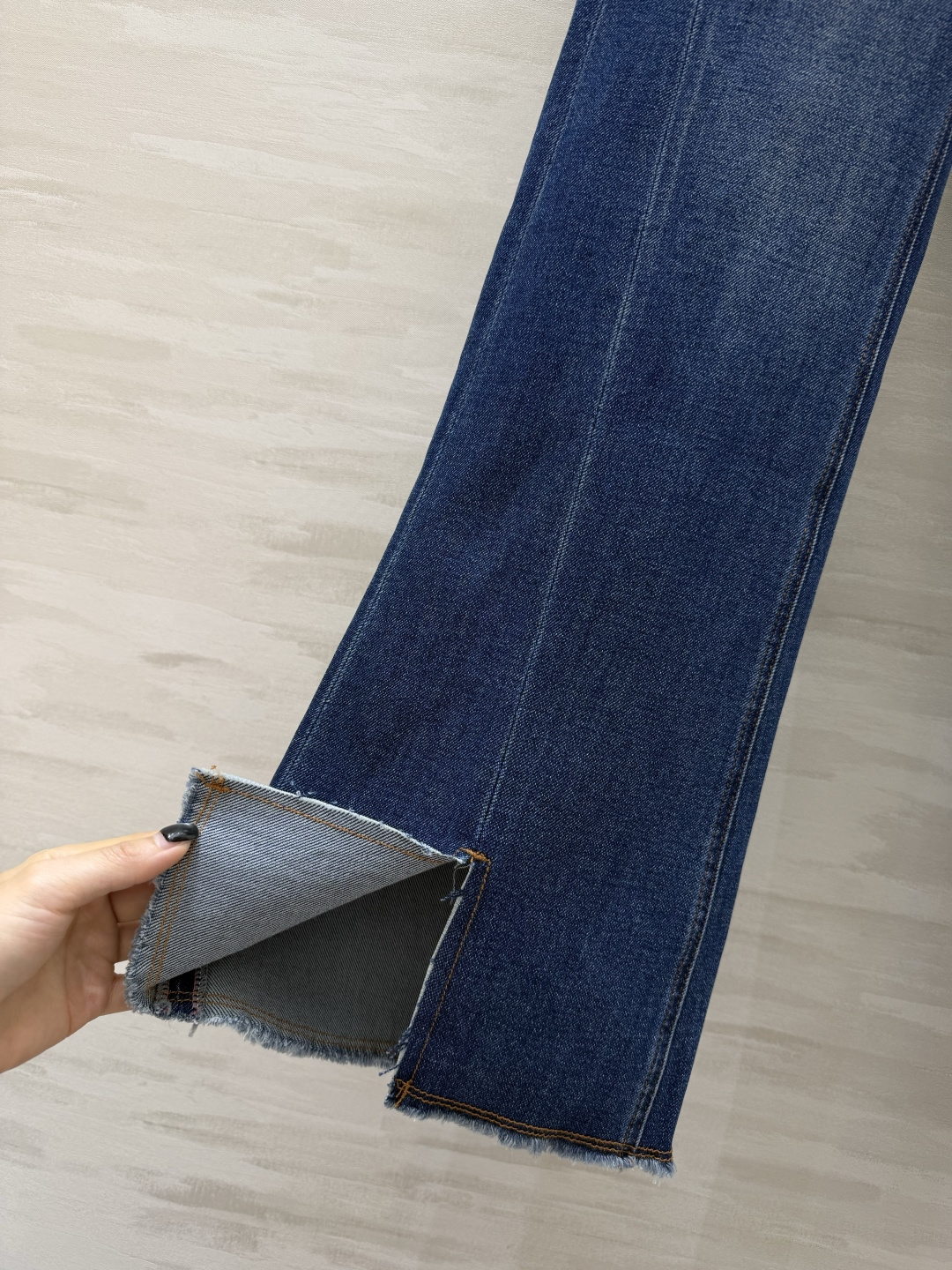 ✨ 年度封神｜Miumi♡复古微喇牛仔裤深靛蓝水洗自带高级磨白感，高腰微喇版型+裤脚毛边开叉，不挑腿型，
